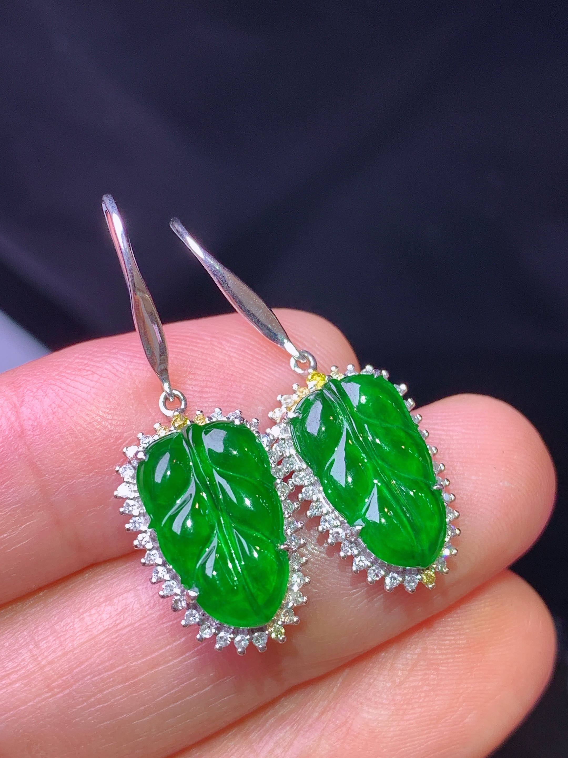 18k金钻镶嵌满绿树叶吊坠 玉质细腻 色泽艳丽清新 水润亮眼 整体尺寸30.5*10.6*5.5