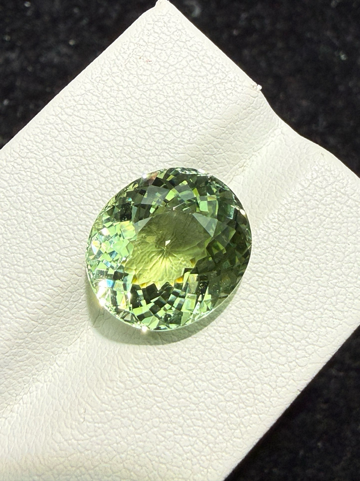 7.545ct天然绿碧玺裸石，尺寸12.9*11.4*7.6 毫米，晶体通透，颜色美艳