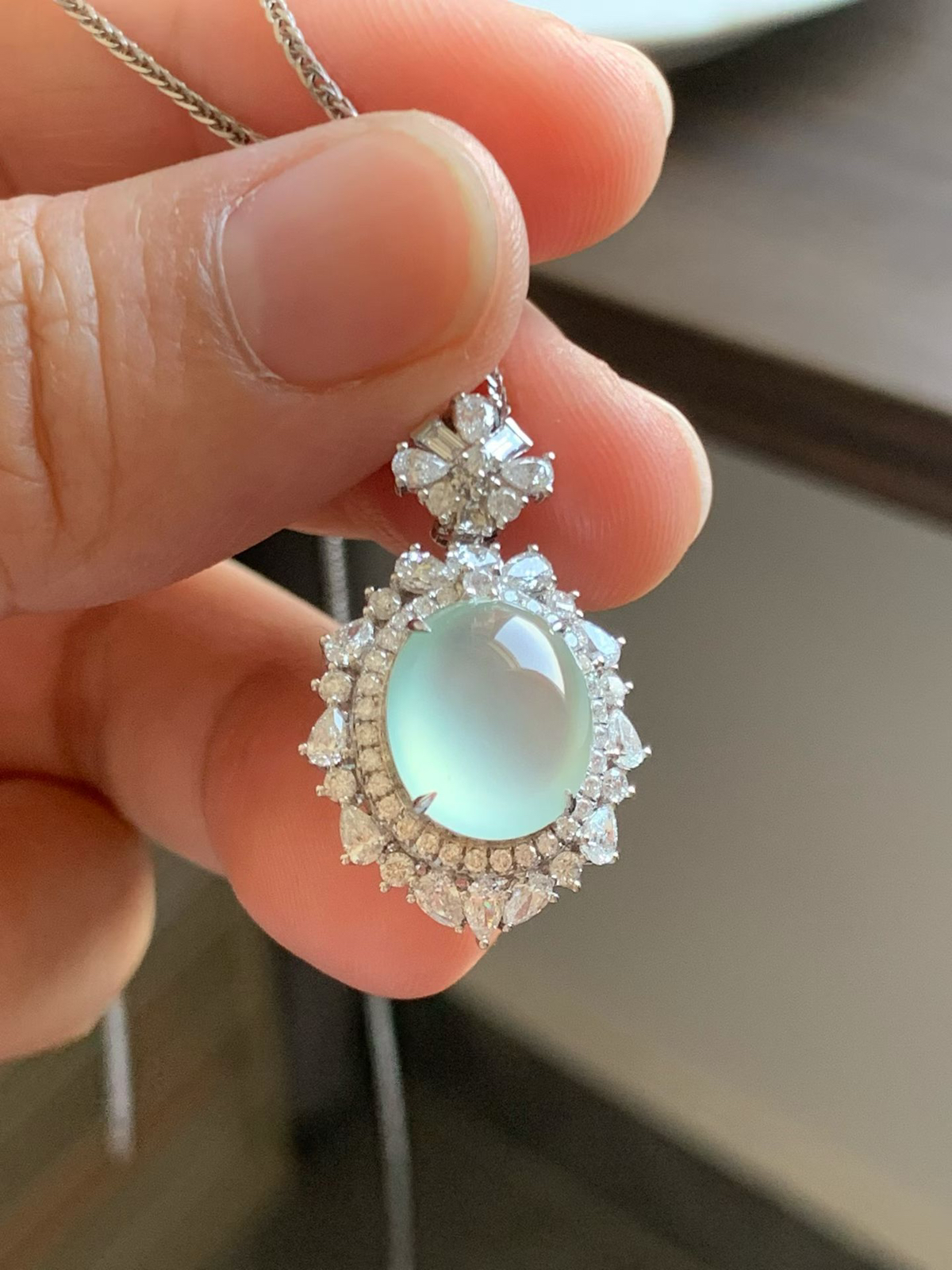 冰阳底蛋面吊坠
裸石11.8*10*5.5 整体尺寸27.6*17.5*10.2
18k金钻石镶嵌