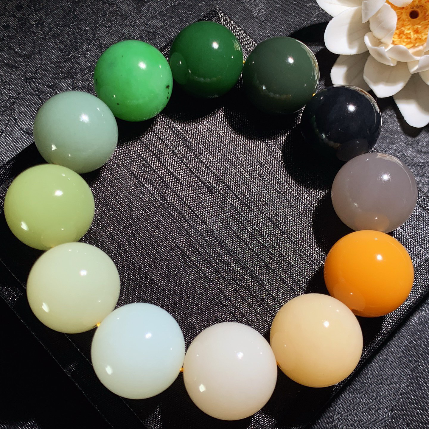 新疆和田玉且末糖多宝手串。单颗尺寸20重149克。玉质细腻油润 底色纯净 脂粉好，品质好。lt260