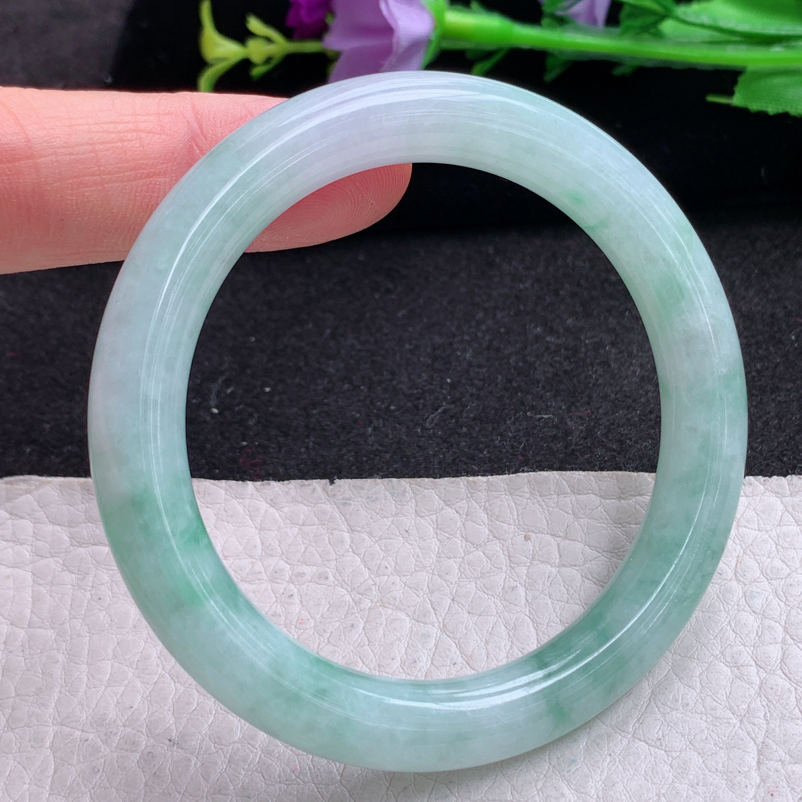 n小圈口52*8.8美人镯 天然缅甸翡翠A货胶感飘花秀气清新圆条玉手环