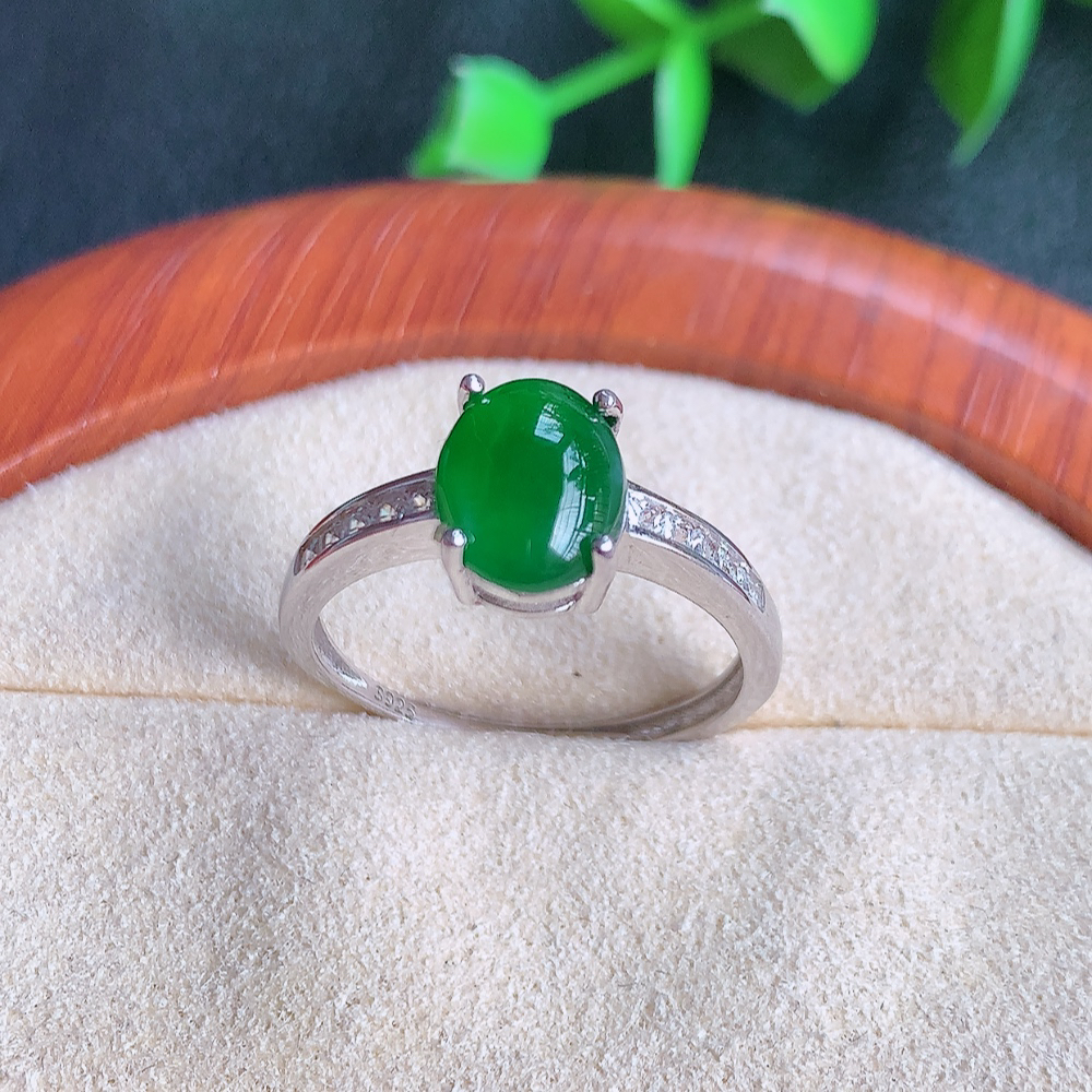 冰润满绿精美环形翡翠戒指  玉质细腻  冰清玉润  飘花灵动  颜色漂亮  W481.7 内径尺寸：