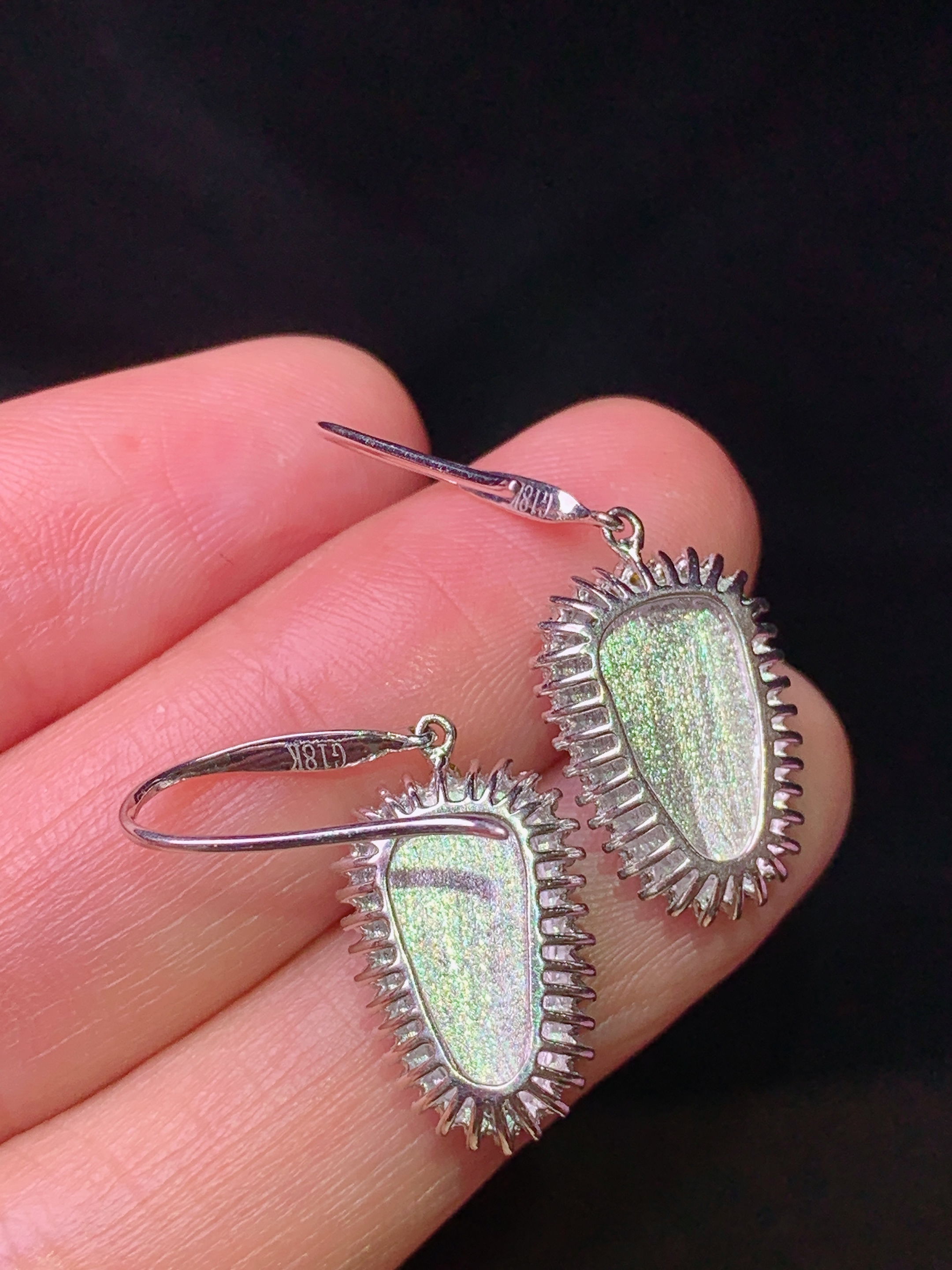 18k金钻镶嵌满绿树叶吊坠 玉质细腻 色泽艳丽清新 水润亮眼 整体尺寸30.5*10.6*5.5