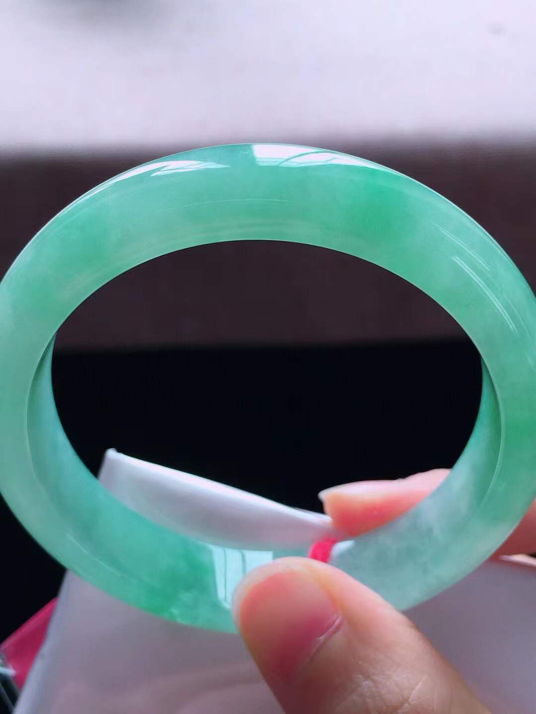 【翡翠名称】老种冰飘绿53.5正圈口手镯
【翡翠尺寸】53.5*12*7.5mm适合52.5-55正圈口佩戴
【翡翠描述】宝贝种老水足，玉质细腻，色泽靓丽，性价比高，佩戴效果好！
【其它赠送】权威证书/精美挂绳盒子/支持全国复检