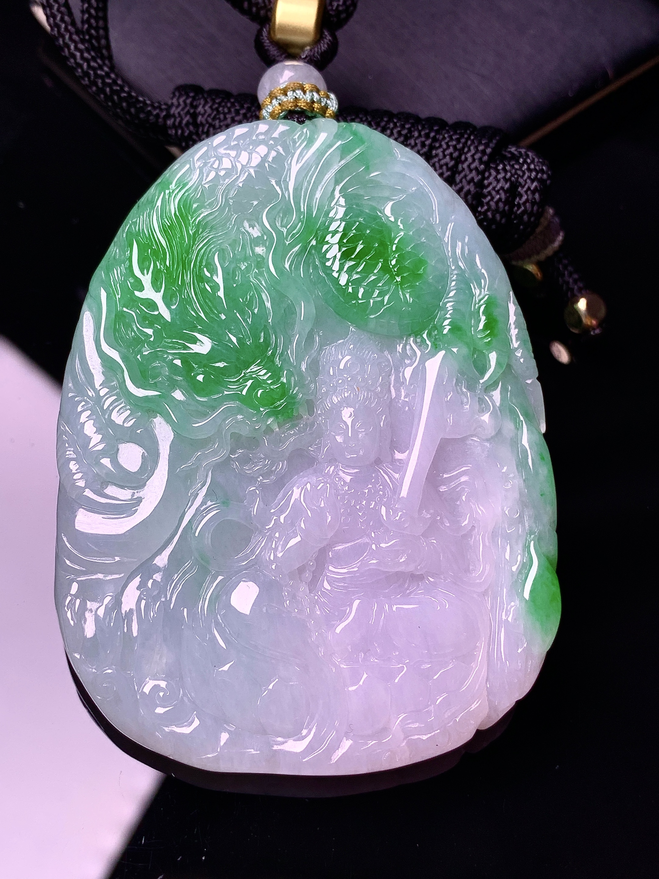 飘绿乘龙观音菩萨吊坠 玉质细腻 色泽艳丽清新 水润亮眼 整体尺寸57.8*44.5*6.2