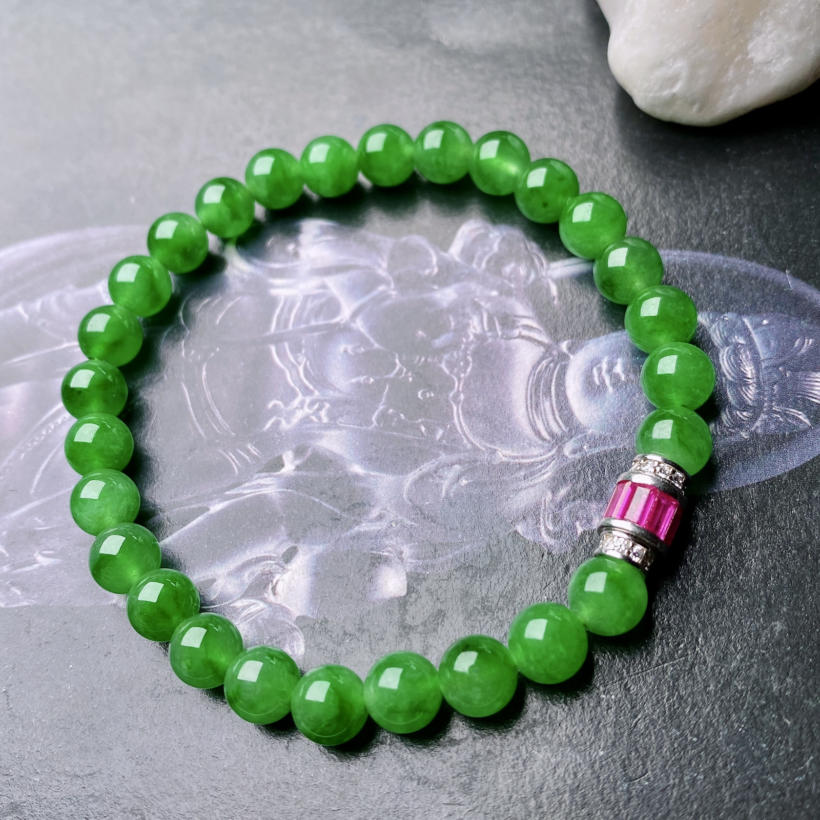 【冰种满绿圆珠手串】冰感十足，通透闪亮，颜色很艳丽，收藏品质，推荐入手。直径6.5之间