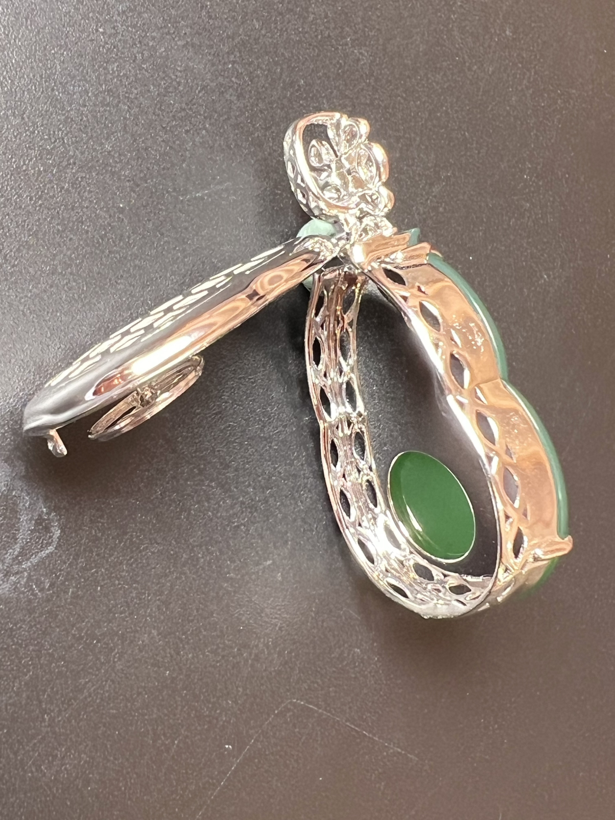 满色葫芦料子细，饱满大个，质量杠杠滴，整体尺寸38.3*19.5*12.9 裸石尺寸28.5*19.5*8.2