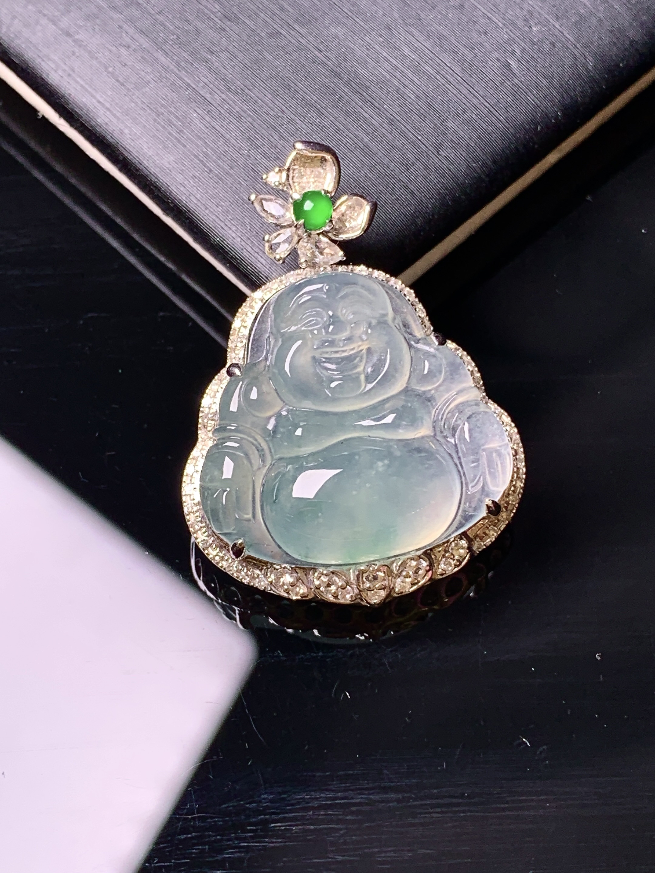 18k金钻镶嵌冰种佛公吊坠 玉质细腻 色泽艳丽清新 水润亮眼 整体尺寸29*21*7.3