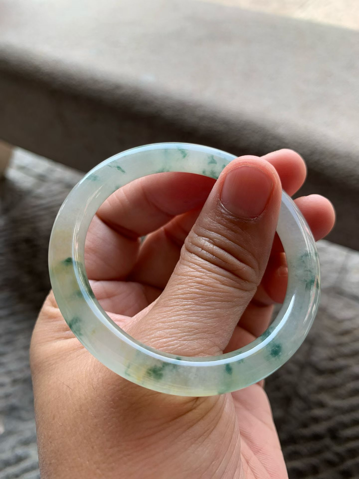 冰黄翡飘花圆条手镯
尺寸50*7*7.8 整体通体冰透，底子纯净细腻，水足充盈，胶润无比，花色灵气