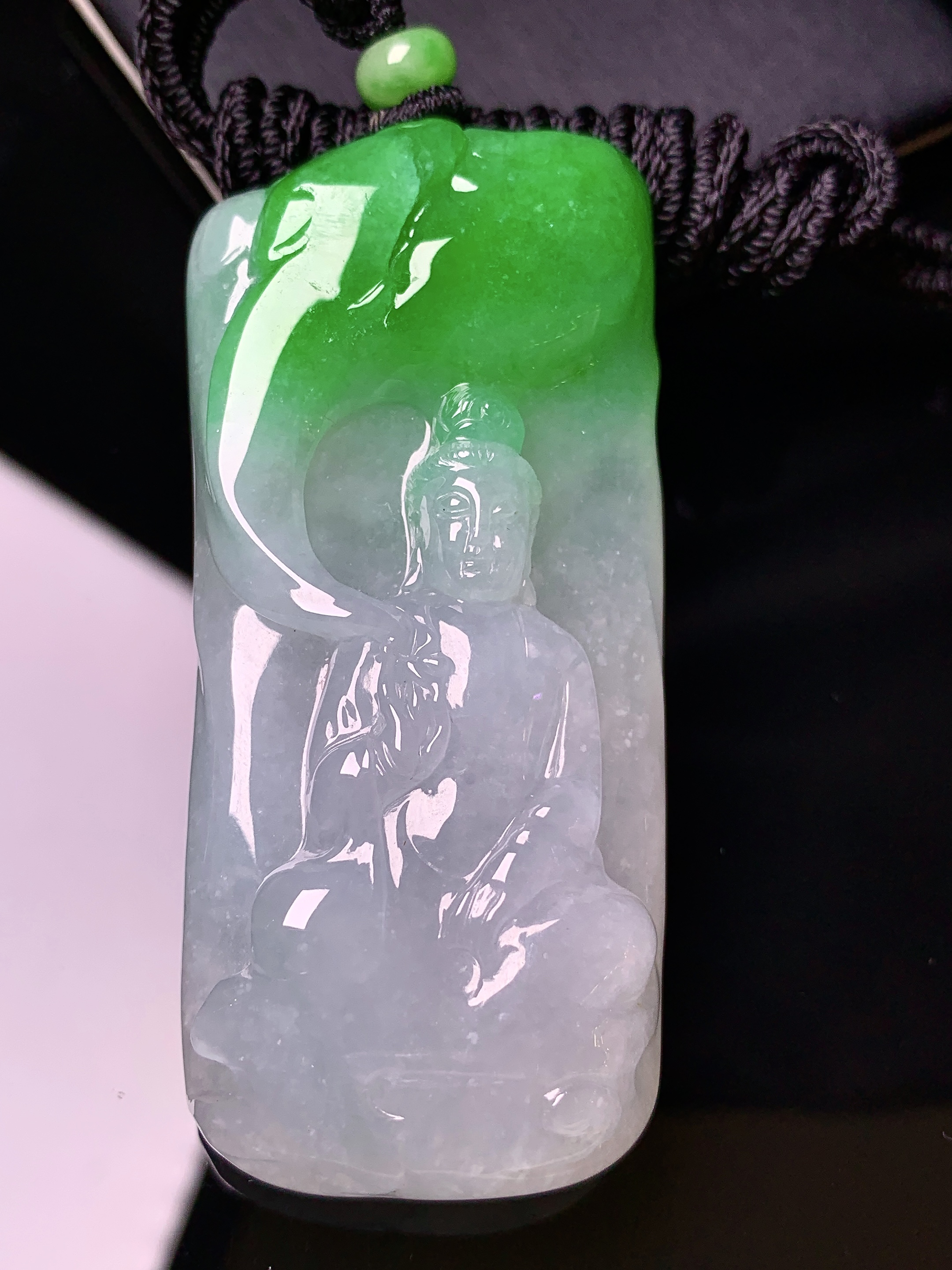 飘绿观音菩萨吊坠 玉质细腻 色泽艳丽清新 水润亮眼 整体尺寸64.2*30*11.8