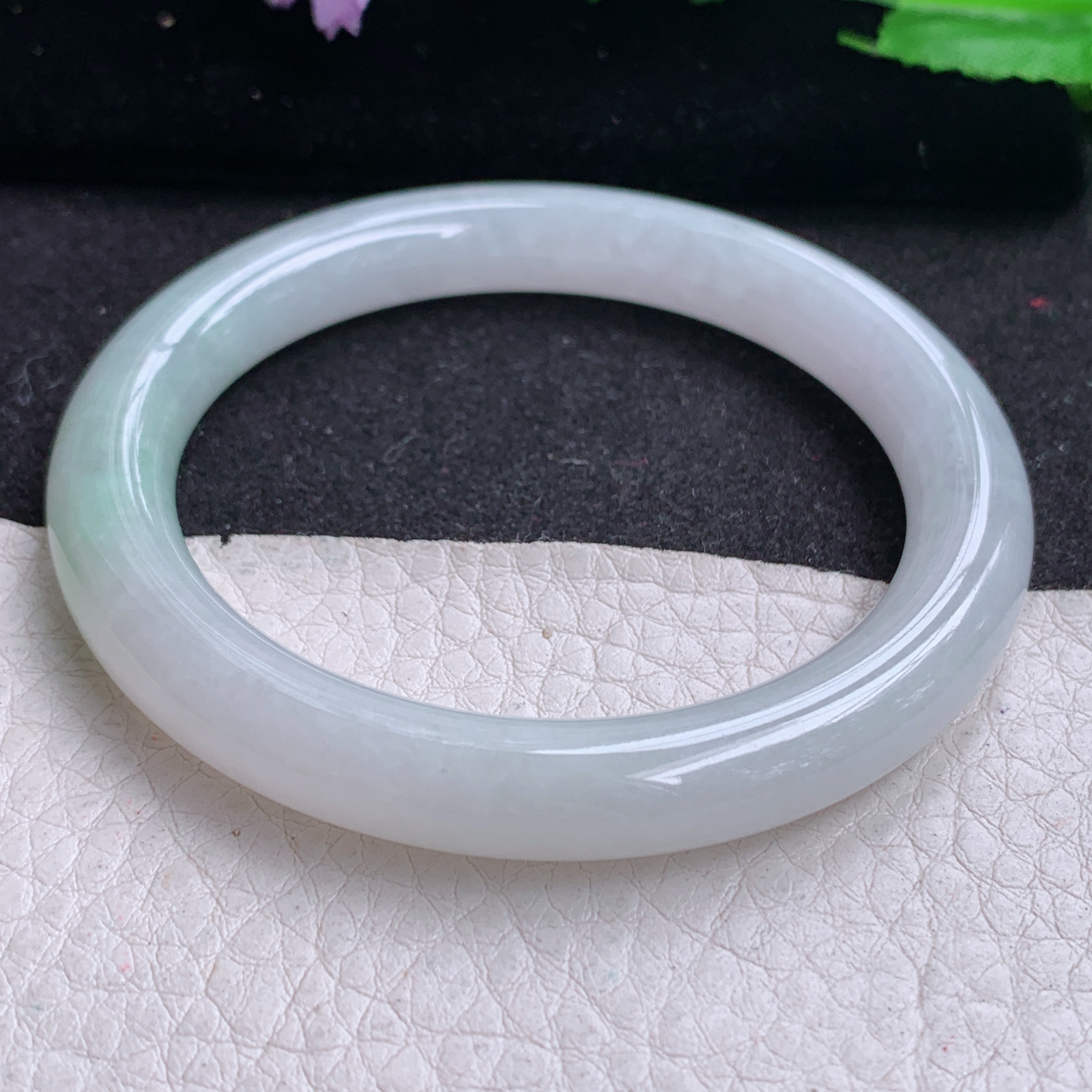 n清新款53*8.5美人镯 天然缅甸翡翠A货胶感飘绿圆条玉手环