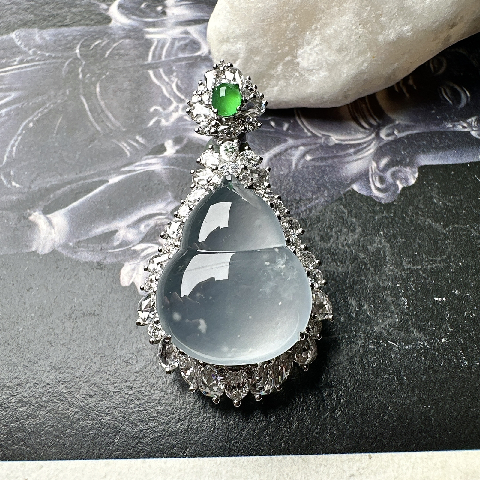 【冰种葫芦吊坠】质地细腻清爽，荧光感强烈，起刚光强烈，18K金钻镶嵌，裸石尺寸17.6*14.4*6