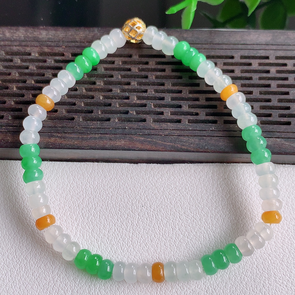 冰润三彩算盘珠翡翠手串  香淡如茶清，似无又若长，妙明清净，值得回味。特色三彩珠子，颜色鲜艳，水润细