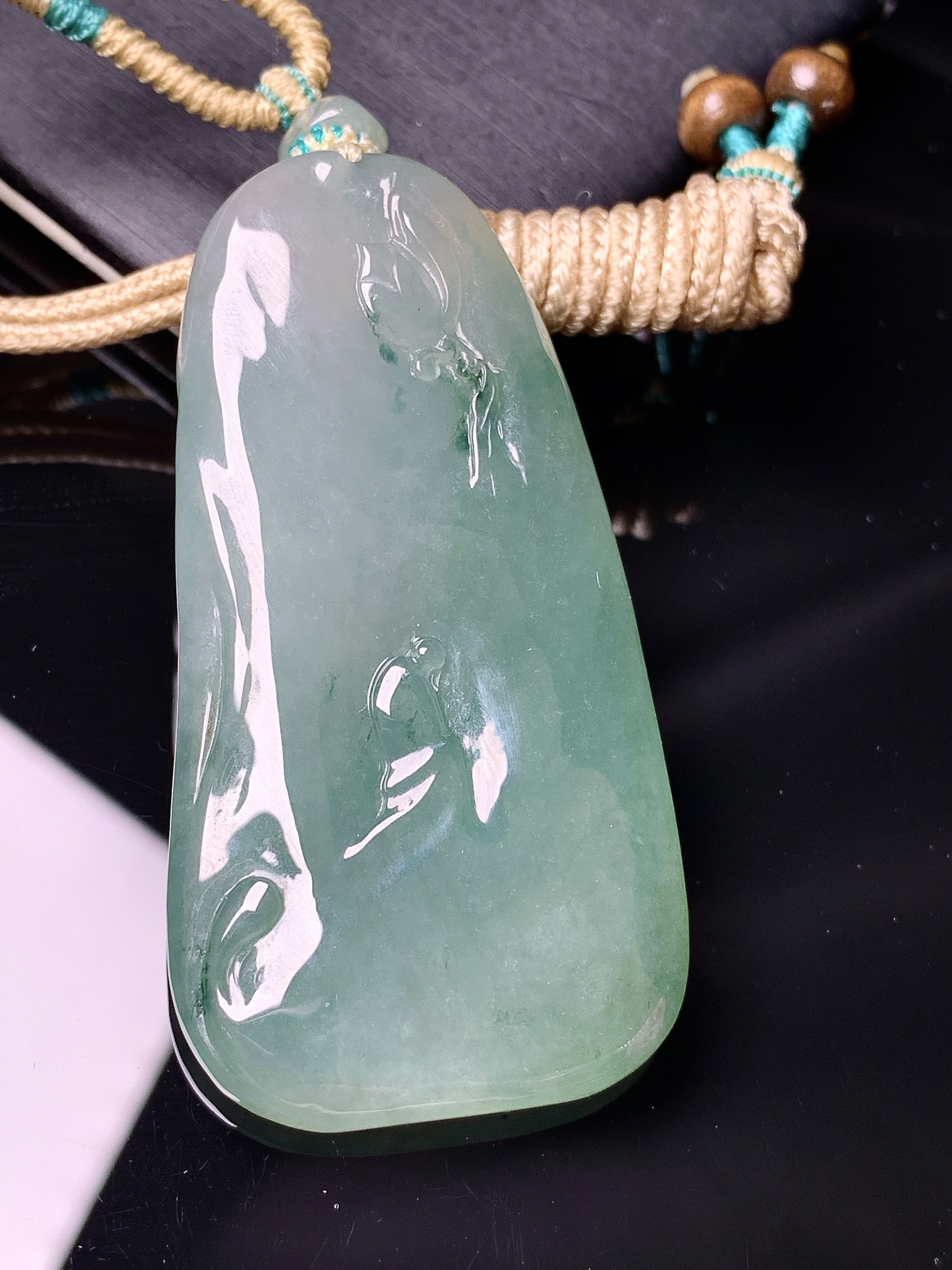 飘绿悟道吊坠 玉质细腻 色泽艳丽清新 水润亮眼 整体尺寸56.6*29.2*5.6