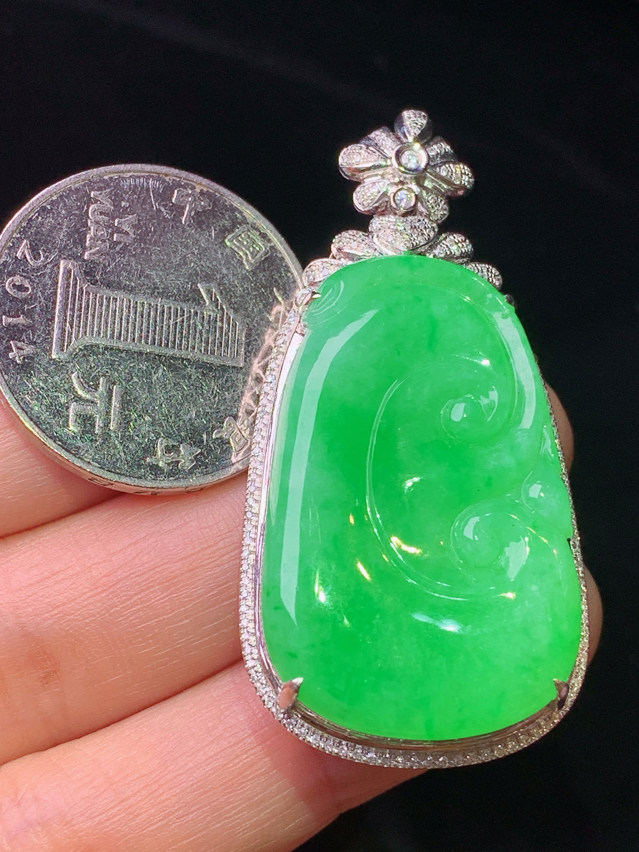 18k金钻镶嵌翠绿如意吊坠 玉质细腻 色泽艳丽清新 水润亮眼 整体尺寸49.2*24*9.2