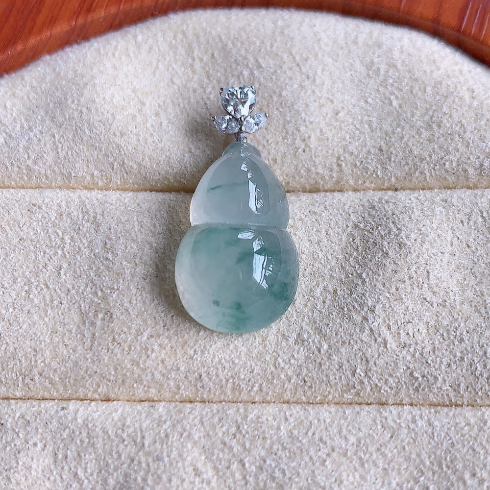 18k金伴钻冰润飘花葫芦翡翠吊坠  寓意“福禄双全，加官进爵，财源滚滚” 莹润通透，抱满大气  清新脱俗    W142.7  整体尺寸：21-10-5.8mm   裸石尺寸：16-10-5.8mm