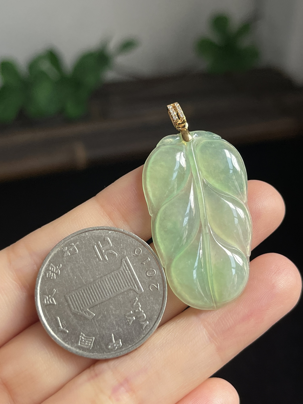 翡翠冰糯种绿色叶子，伴钻石