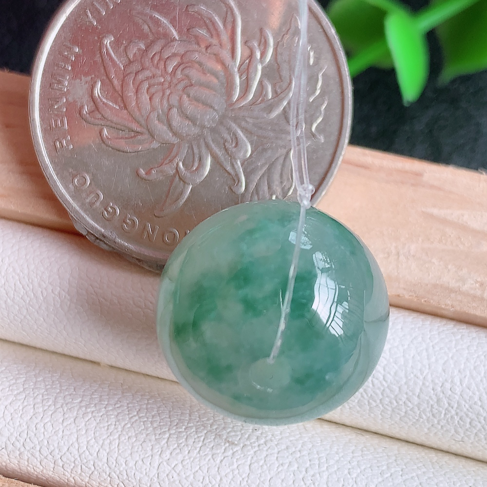 冰润飘花转运珠翡翠吊坠，寓意“时来运转，财源滚滚” 寓意佳，颜色清爽，无纹裂，佩戴效果优雅迷人！性价比超值！W49.7 尺寸：16-12.5mm