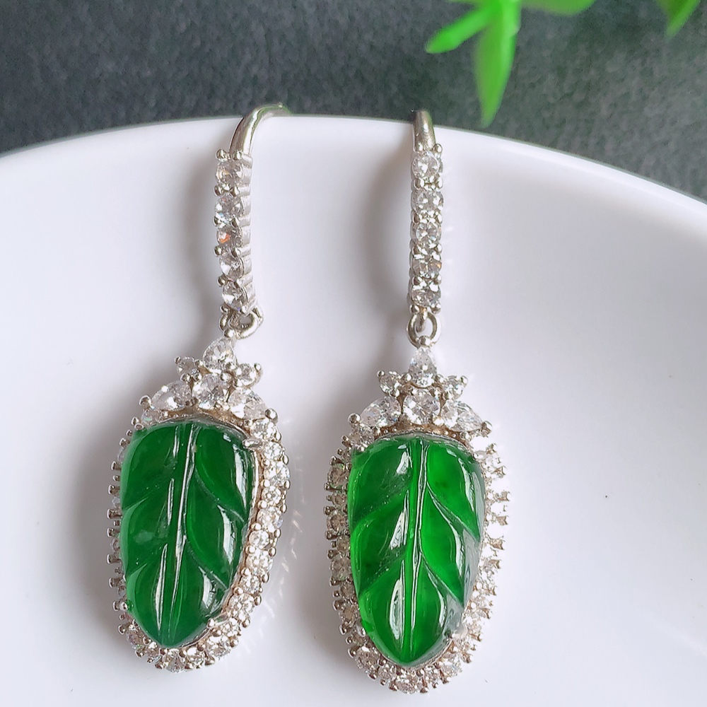 冰透满绿翡翠925银镶嵌金枝玉叶耳坠，自然光实拍，翠色灵动，颜色漂亮，种老水足，品相佳，佩戴佳品！W