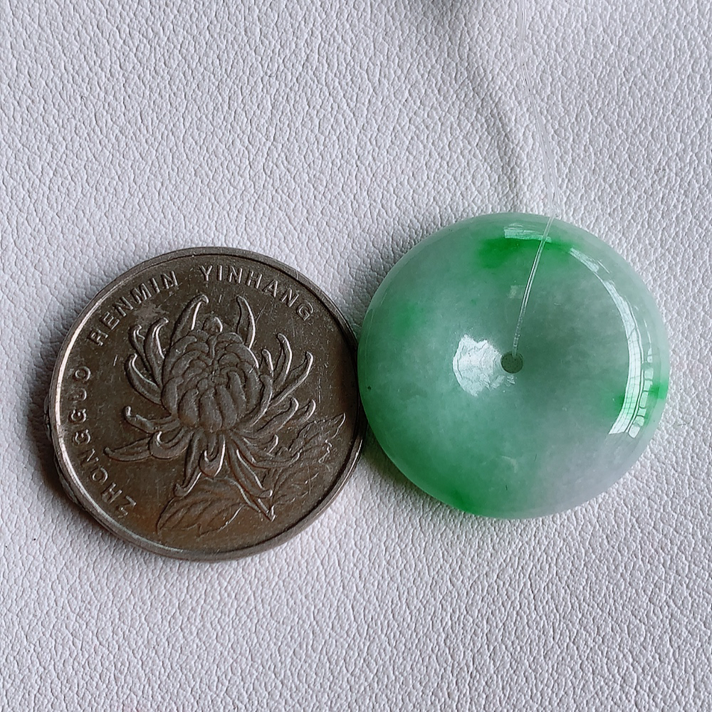 冰润飘绿平安扣吊坠，厚装饱满，冰润剔透，细腻水足，种质润泽，飘花灵动，佩戴优雅大气，W49.7   尺寸：23.8-5.8mm