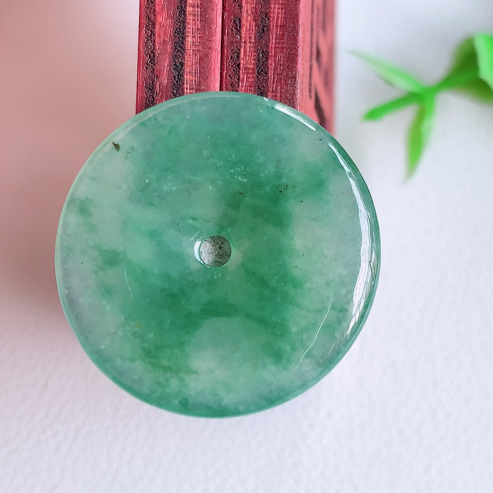 冰润飘花平安扣吊坠，厚装饱满，冰润剔透，细腻水足，种质润泽，飘花灵动，佩戴优雅大气，W140.7   尺寸：25.8-3.6mm