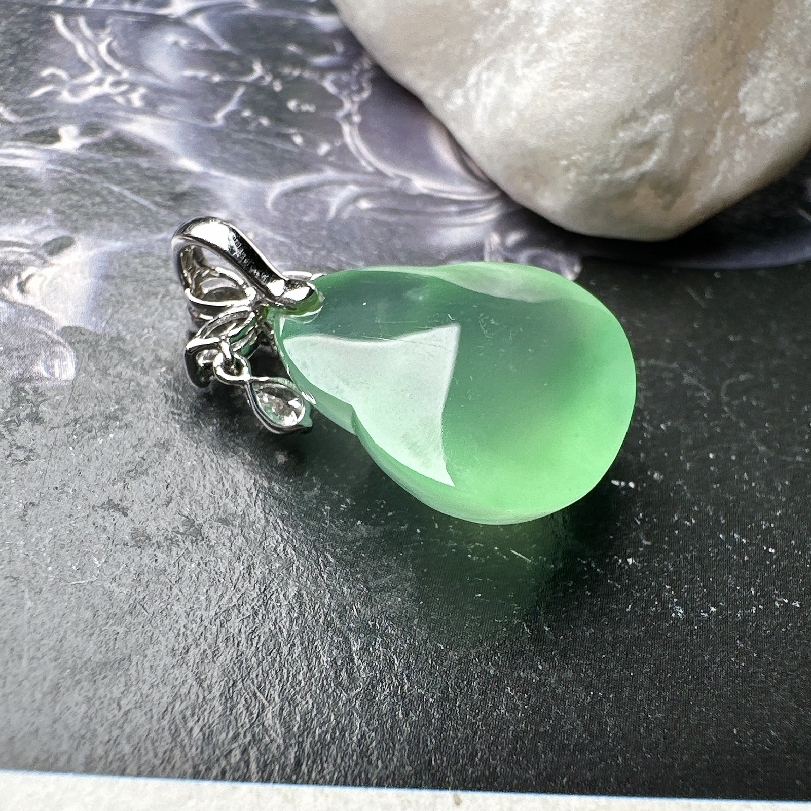 【玻璃种绿葫芦吊坠】质地细腻清爽，荧光感强烈，起刚光强烈，18K金钻镶嵌，裸石尺寸15*18.2*7.1毫米