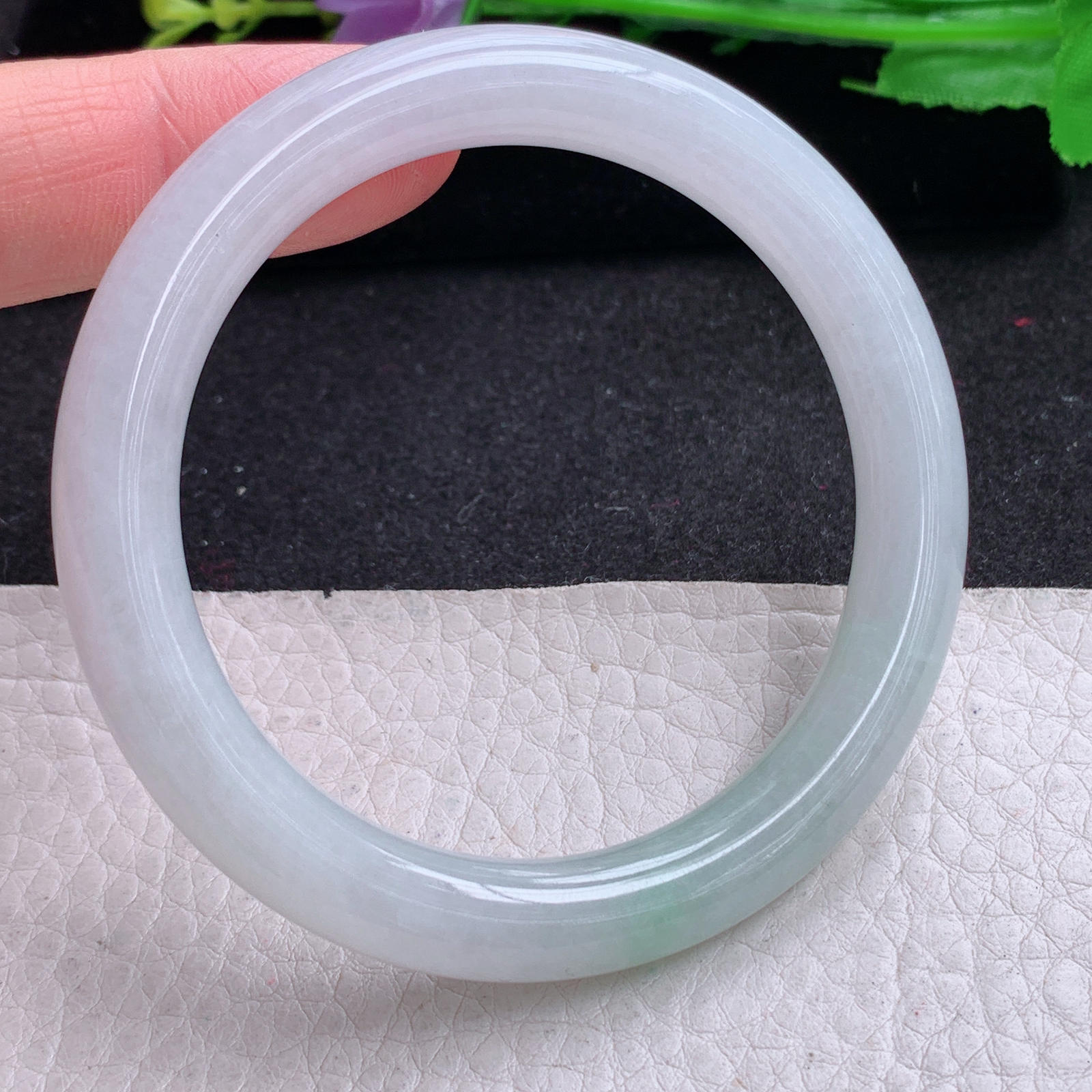 n清新款53*8.5美人镯 天然缅甸翡翠A货胶感飘绿圆条玉手环