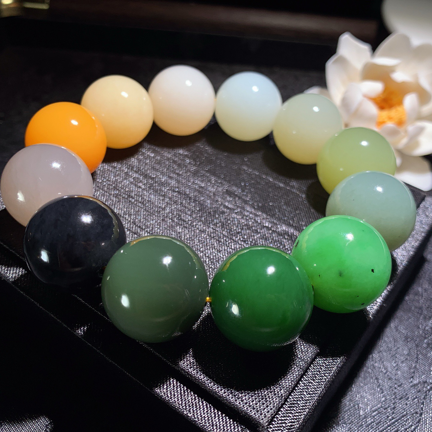 新疆和田玉且末糖多宝手串。单颗尺寸20重149克。玉质细腻油润 底色纯净 脂粉好，品质好。lt260306