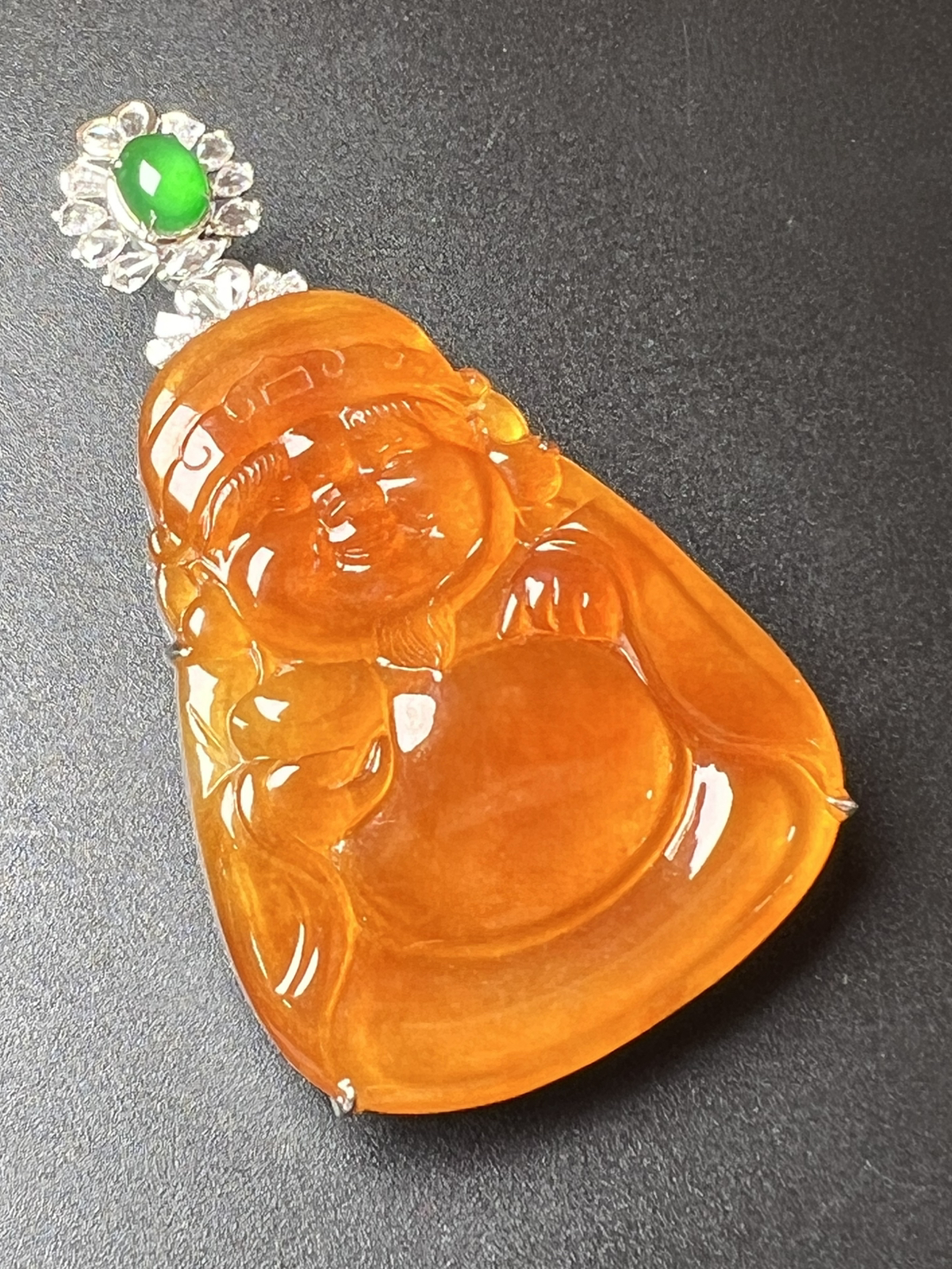 天然黄黄财神白底，质量杠杠滴。整体尺寸59*34.5*11.3。裸石尺寸44.2*34.5*4.2