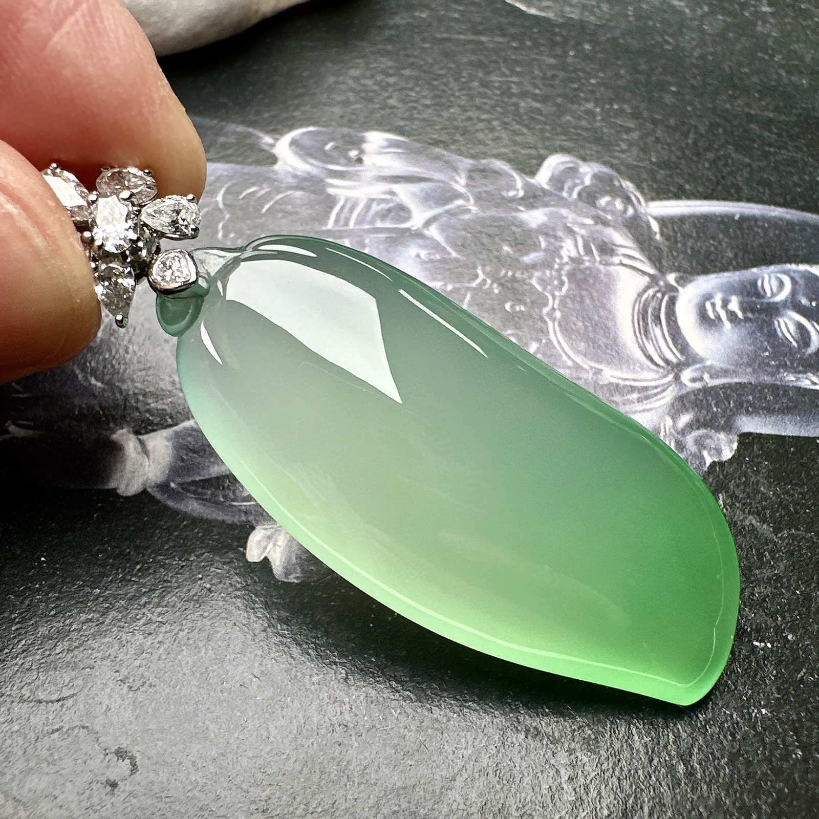 【冰种飘绿福瓜吊坠】种水上乘，晶莹剔透，纯净通透，18k金钻精美镶嵌，裸石尺寸42.8*18.7*9毫米