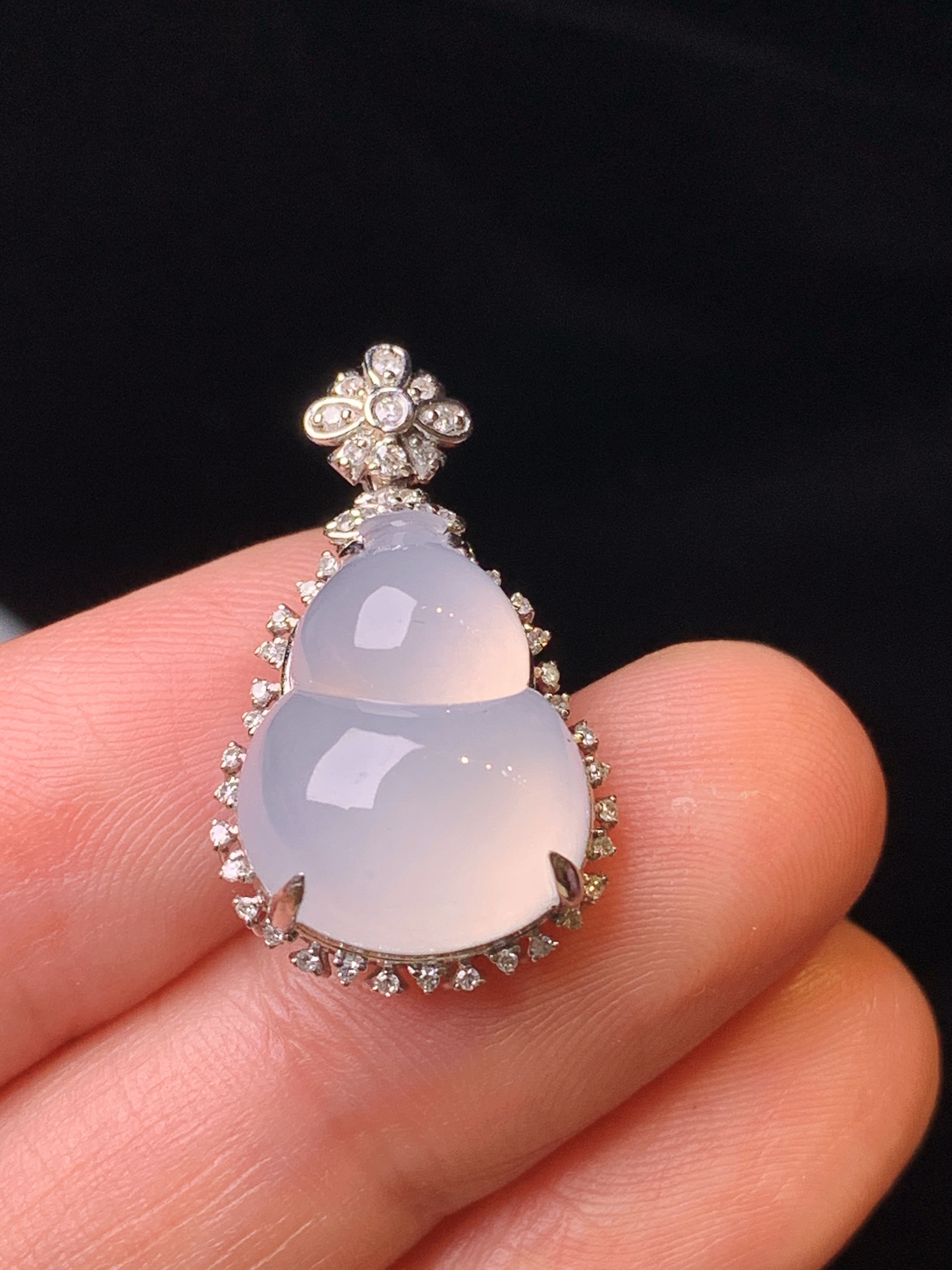 18k金钻镶嵌冰种葫芦吊坠 玉质细腻 色泽艳丽清新 水润亮眼 整体尺寸24.8*14.5*9.3