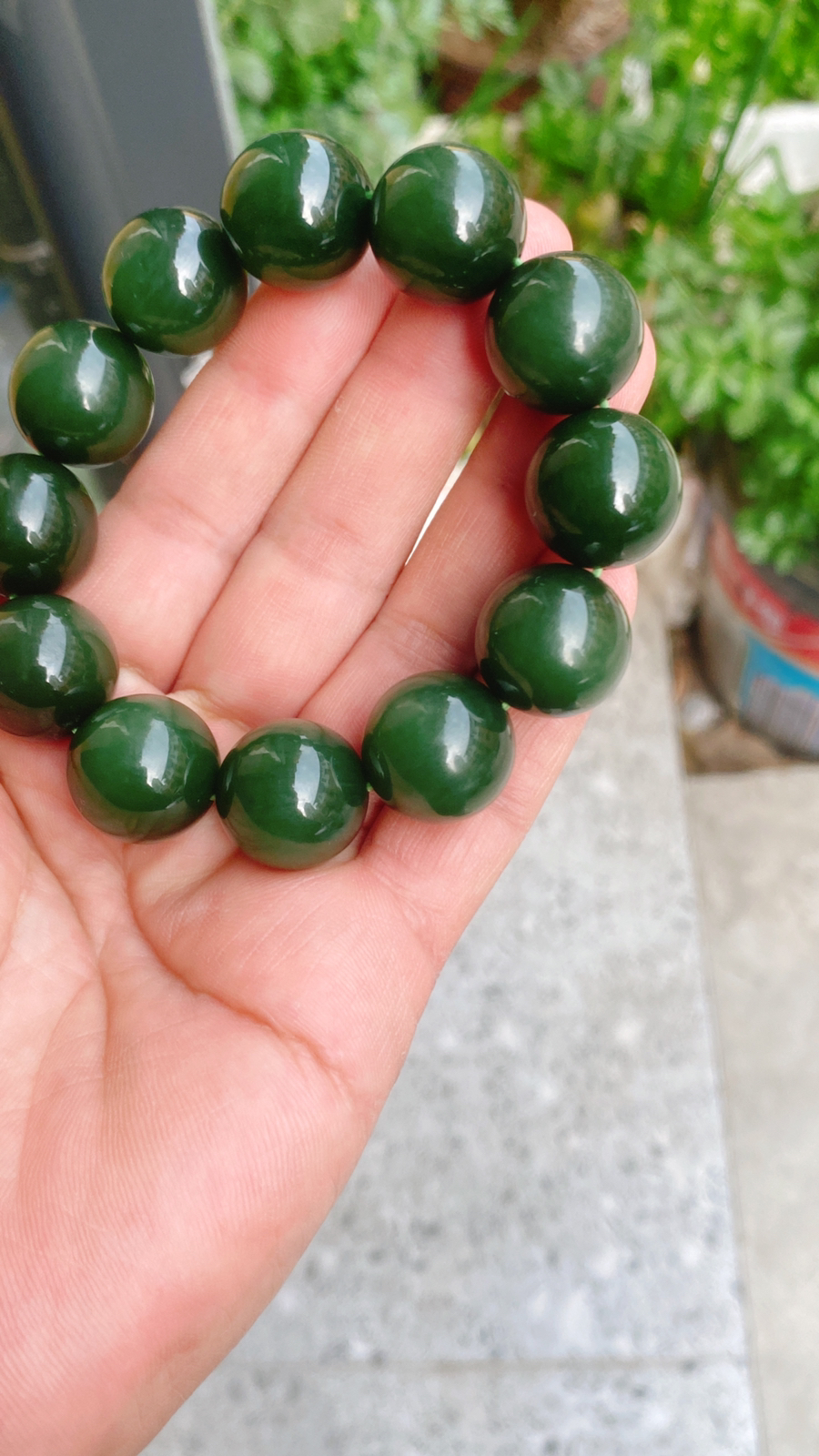 收藏品和田玉冰底菠菜绿俄罗斯碧手串。单颗尺寸18重110.2克 无界无杂玉质细腻油润底色纯净脂粉好品