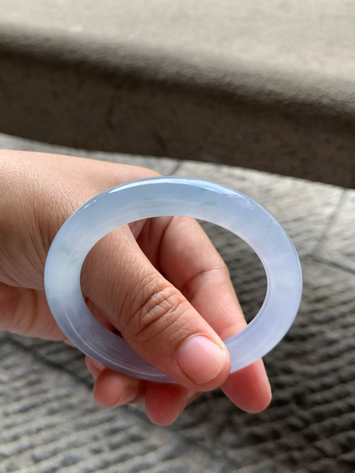 冰种紫罗兰飘花圆条手镯
尺寸51.5*9.8*9  整体冰透莹润质感，底子纯净细腻，胶胶润润的，水足充盈，光感清亮灵动，色泽均匀柔和，上手清透素雅，微细纹！