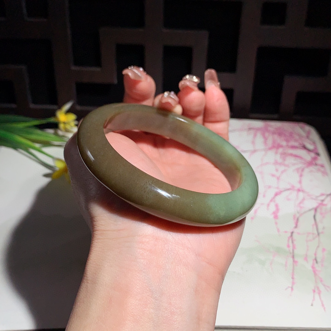 和田玉62圈口且末糖手镯！玉质细腻油润 底色纯净 无裂无黑 脂粉好，品质高。