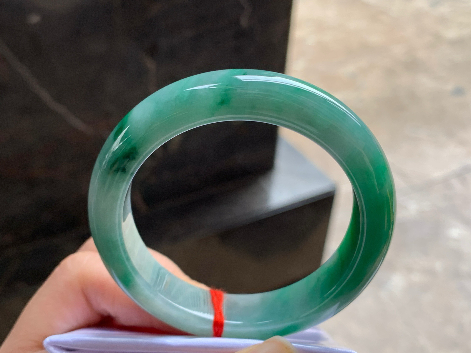 53.5-12.4-9

浓绿色手镯^_^颜色鲜艳 玉质温润