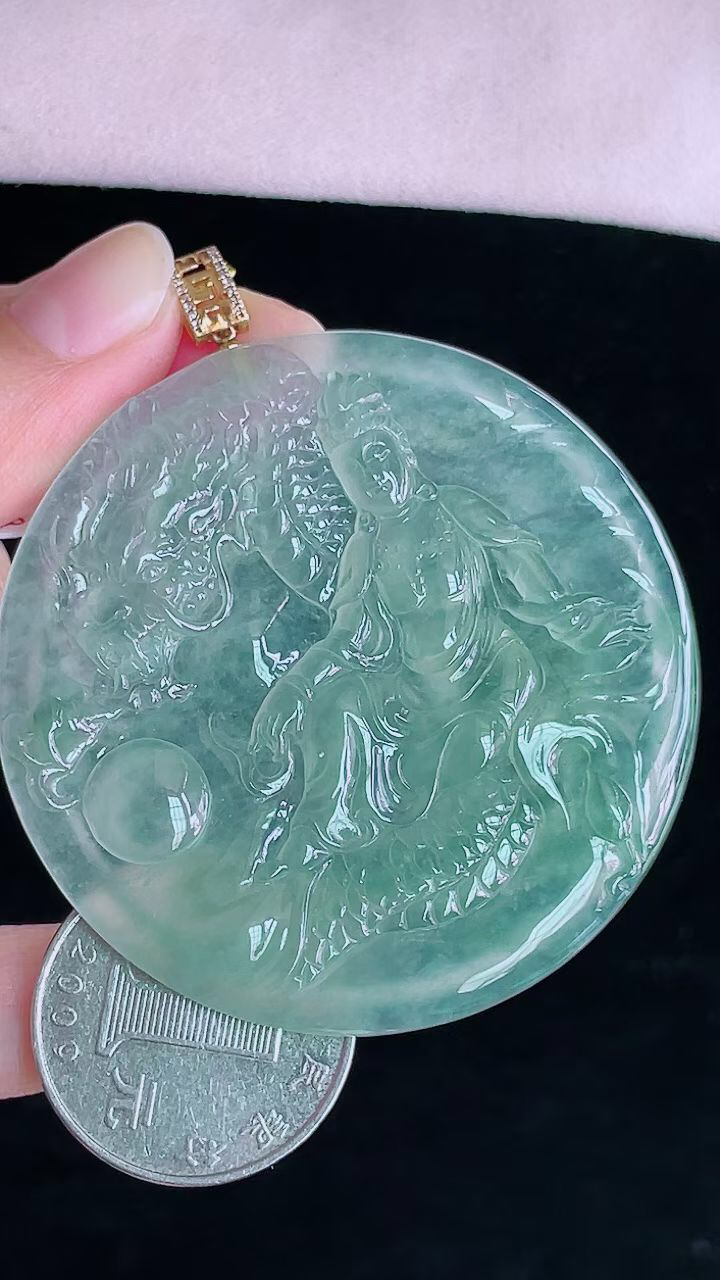 【翡翠名称】18K金扣头高冰晴御龙观音挂件
【翡翠尺寸】裸石55.3/5.5mm
【翡翠描述】宝贝种老水足，玉质细腻，色泽靓丽，性价比高，佩戴效果好！
【其它赠送】权威证书/精美挂绳盒子/支持全国复检