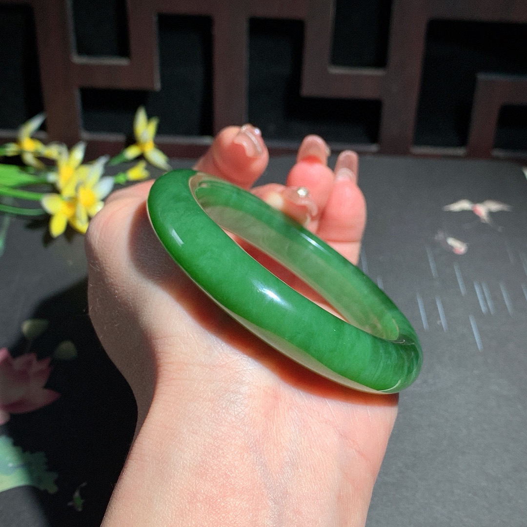 珍藏品，和田玉56.5圈口阳绿色猫眼碧玉手镯！玉质细腻油润 底色纯净 无裂无棉 脂粉好，品质高。