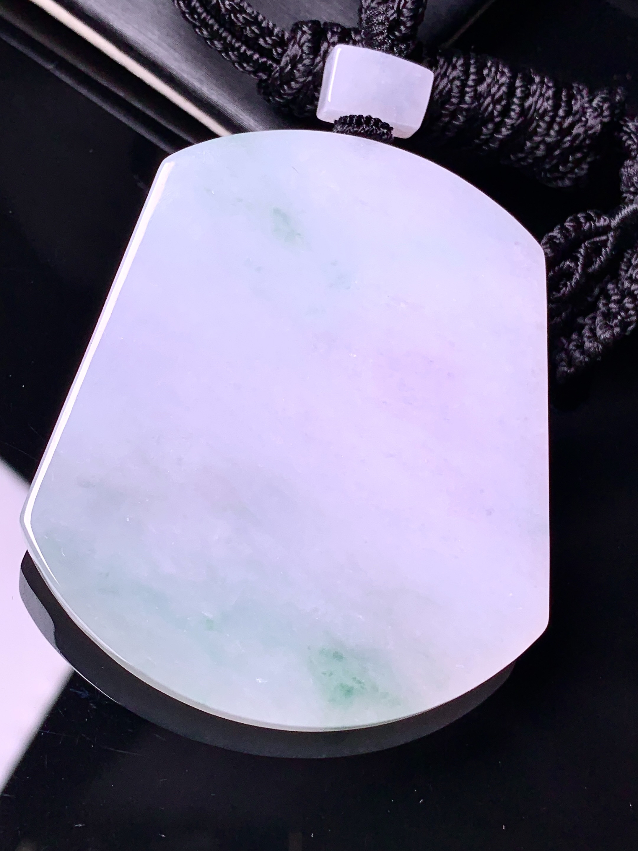 飘绿无事牌吊坠 玉质细腻 色泽艳丽清新 水润亮眼 整体尺寸56*47*5