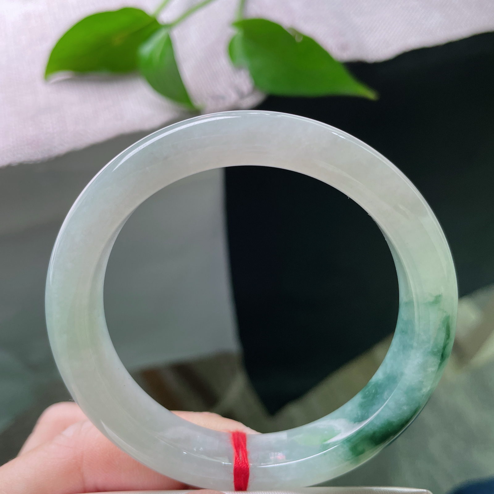 58.2/12/8.9飘花正圈，水润细腻，一抹蓝花，飘逸灵动，山水之间，一点棉线