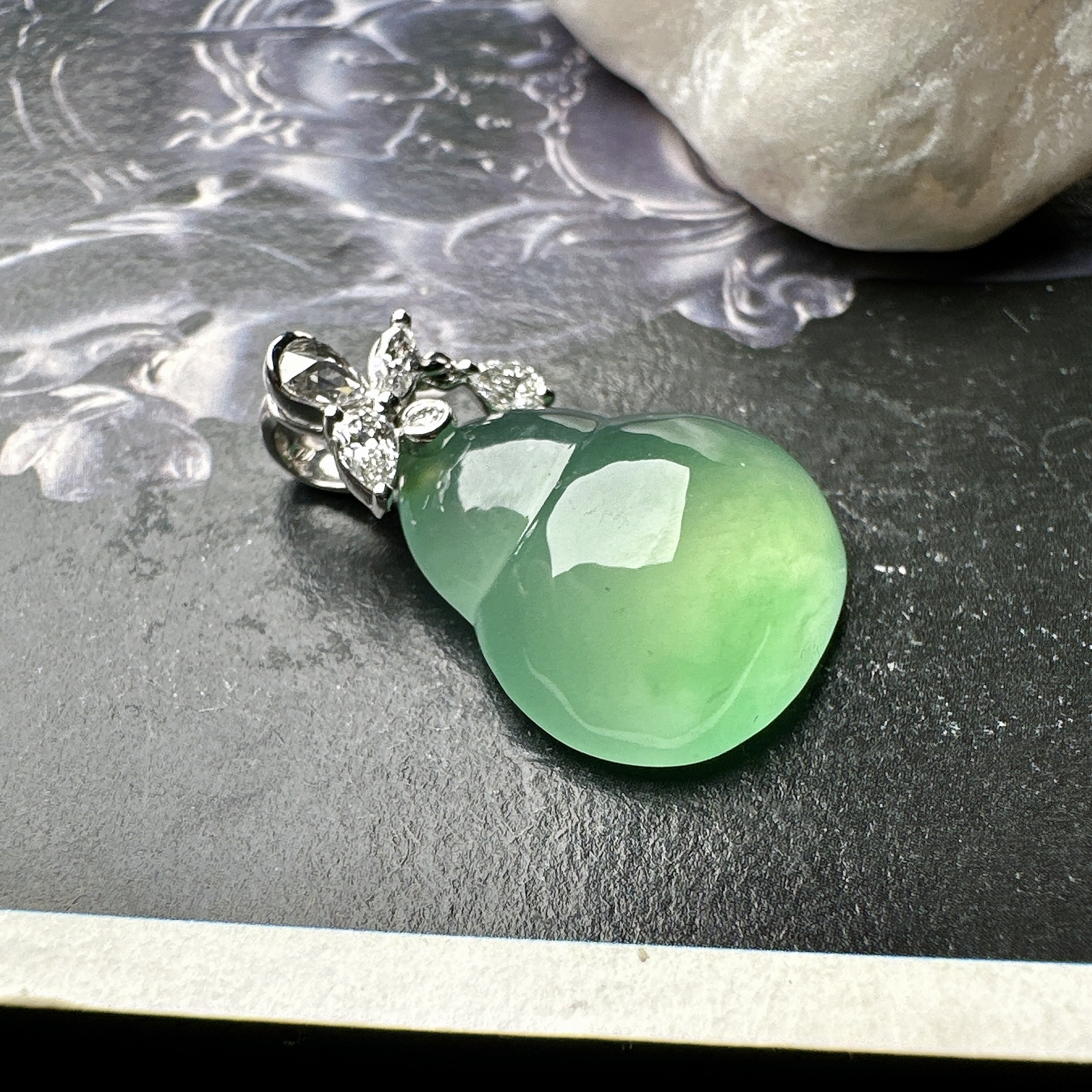 【玻璃种绿葫芦吊坠】质地细腻清爽，荧光感强烈，起刚光强烈，18K金钻镶嵌，裸石尺寸15*18.2*7.1毫米