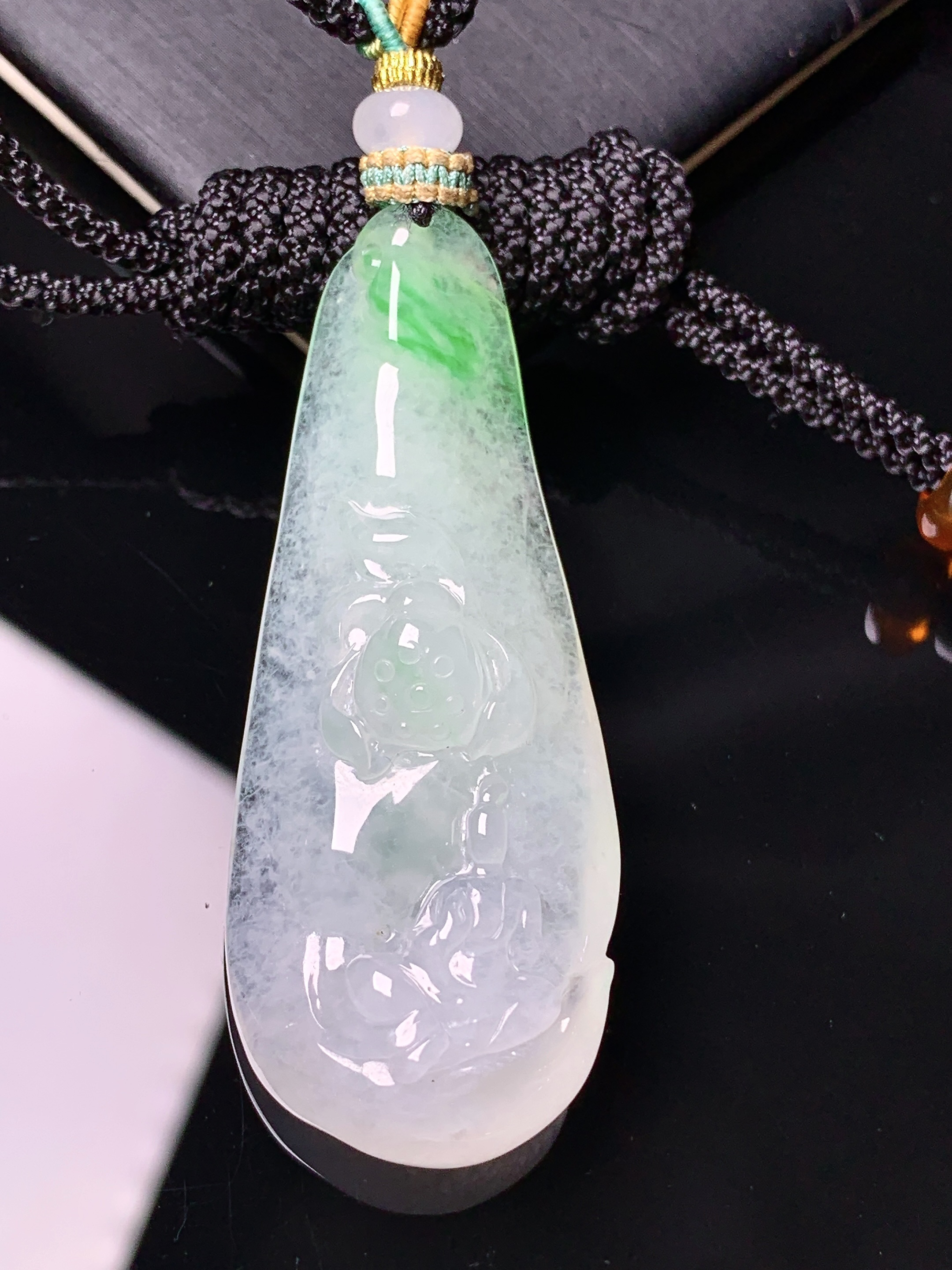 飘绿莲蓬无相观音吊坠 玉质细腻 色泽艳丽清新 水润亮眼 整体尺寸53*21*9.8