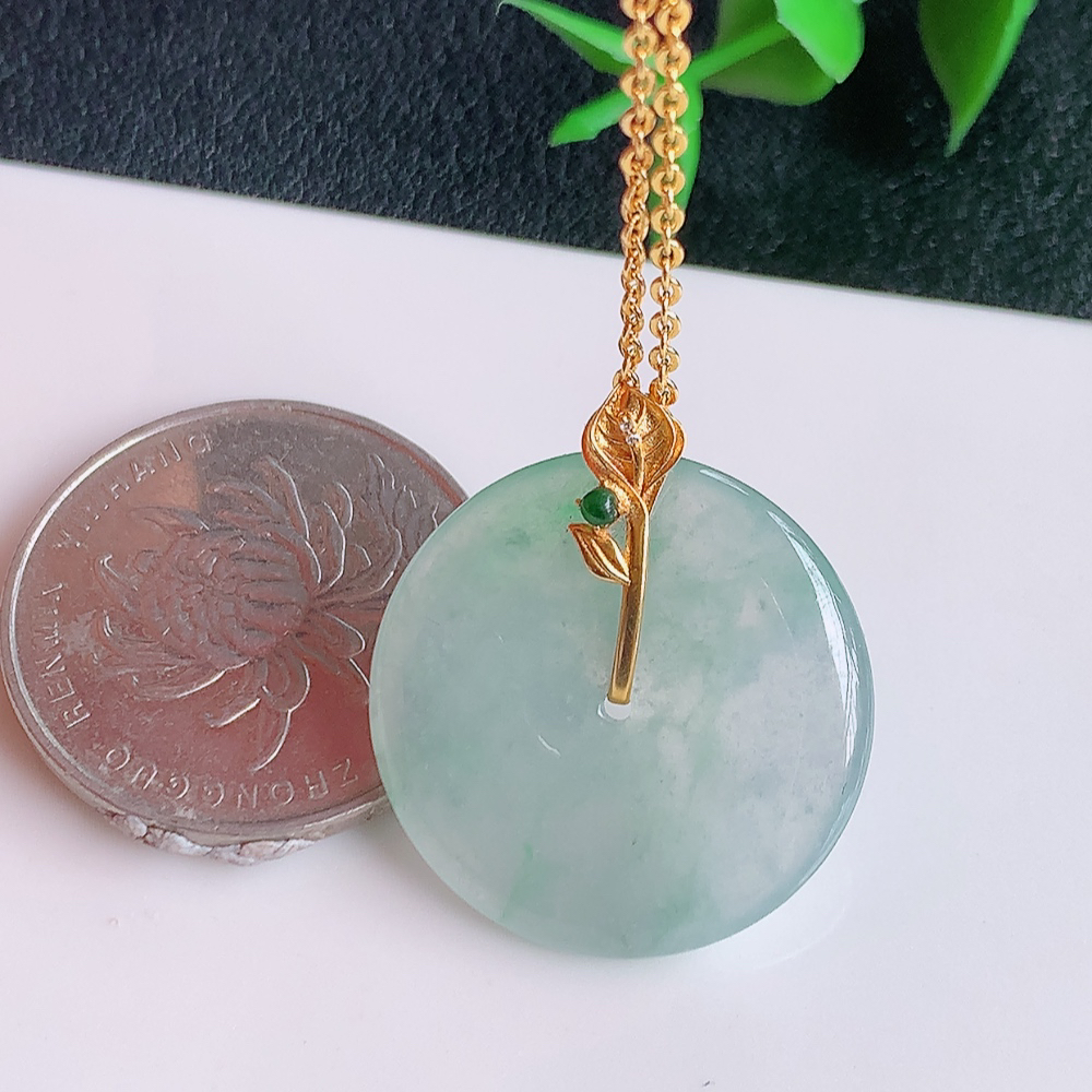 18k金冰润平安扣吊坠，厚装饱满，冰润剔透，细腻水足，种质润泽，飘花灵动，佩戴优雅大气，W141.7   整体尺寸：27-23.5-4mm   裸石尺寸：23.5-4mm