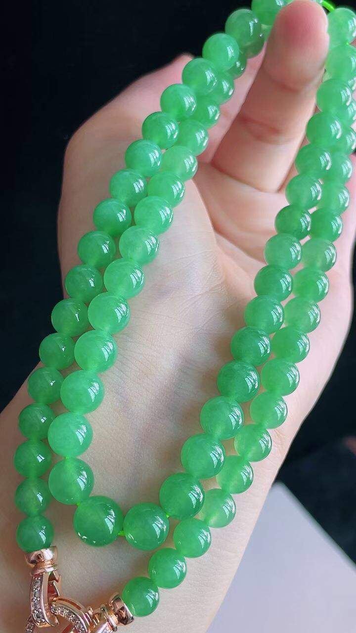 【翡翠名称】老坑种冰阳绿圆珠翡翠项链
【翡翠尺寸】珠子平均直径7.6mm共72颗
【翡翠描述】宝贝种
