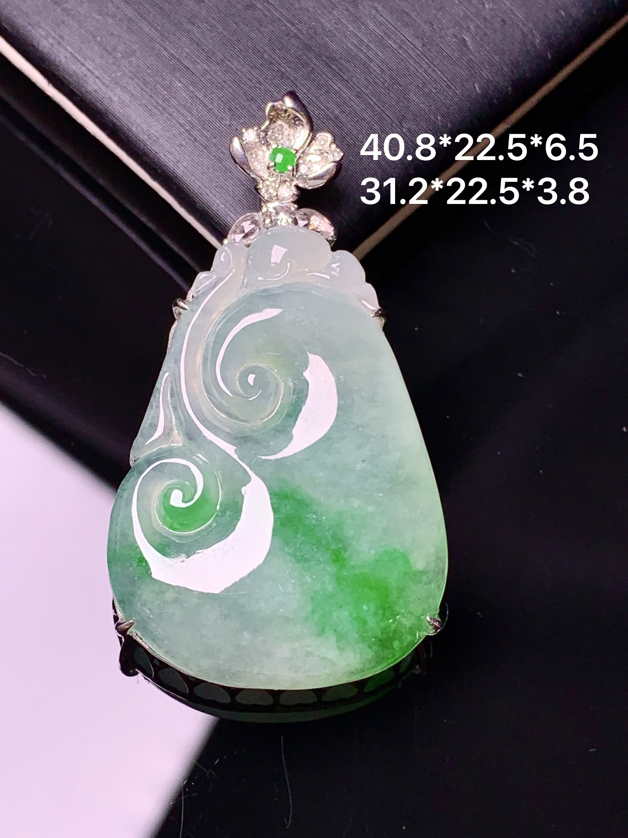18k金钻镶嵌飘绿如意吊坠 玉质细腻 色泽艳丽清新 水润亮眼 整体尺寸40.8*22.5*6.5