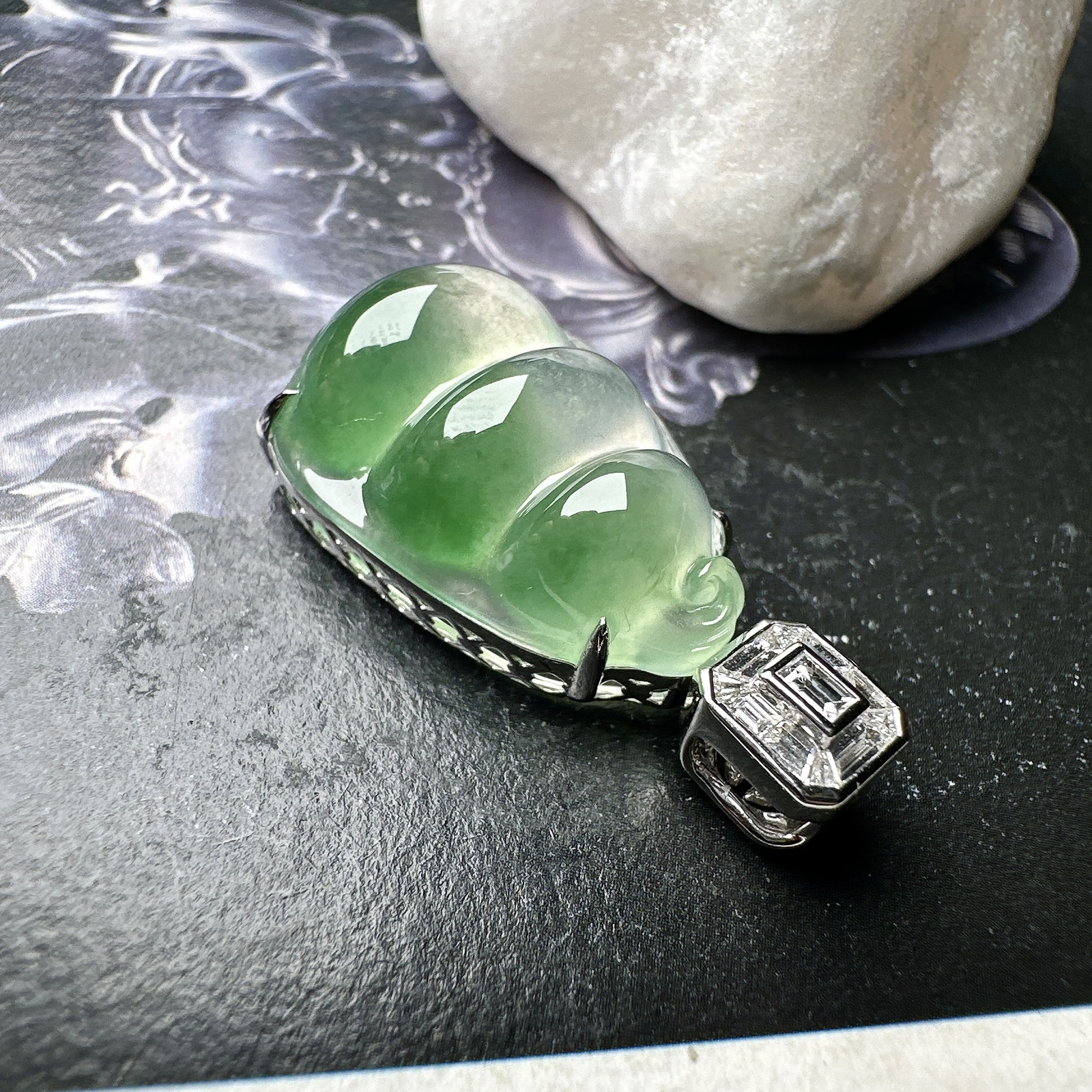 【冰种飘绿福豆吊坠】种地上乘，冰感十足，通透起光，饱满圆润，18k金钻镶嵌，裸石尺寸21.7*15.1*7.6毫米