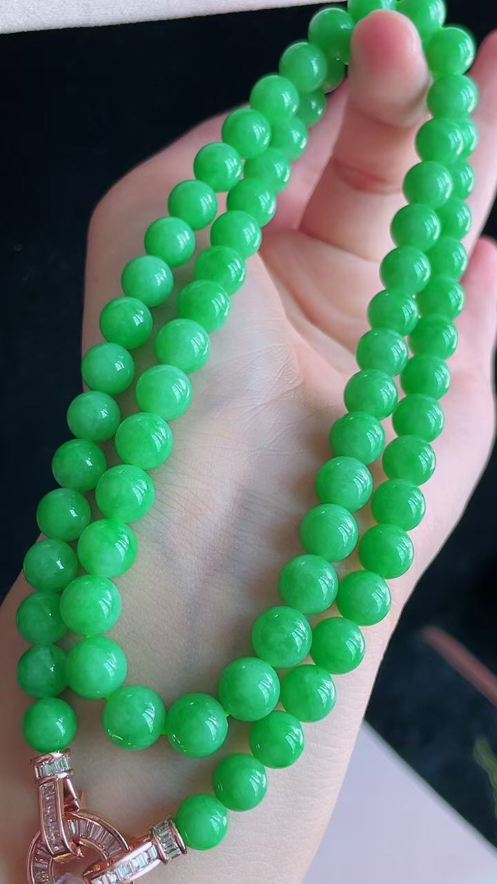 【翡翠名称】老坑种冰阳绿圆珠翡翠项链
【翡翠尺寸】珠子平均直径7.6mm共72颗
【翡翠描述】宝贝种老水足，玉质细腻，色泽靓丽，性价比高，佩戴效果好！
【其它赠送】权威证书/精美挂绳盒子/支持全国复检