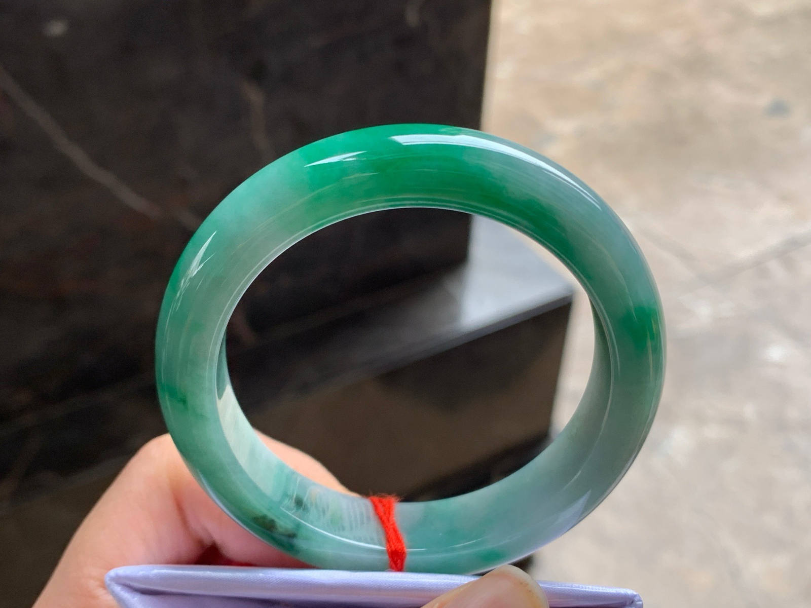 53.5-12.4-9

浓绿色手镯^_^颜色鲜艳 玉质温润