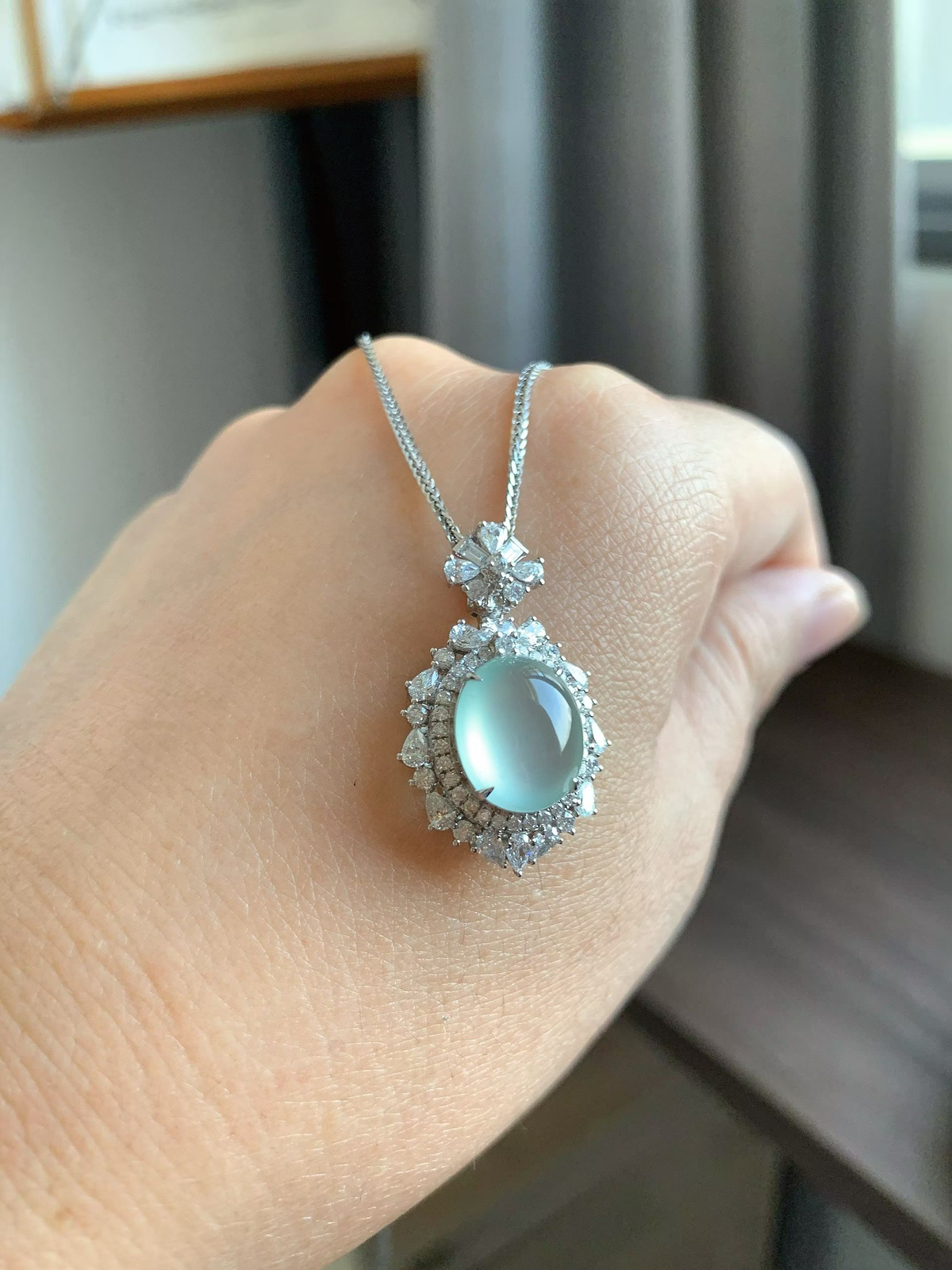 冰阳底蛋面吊坠
裸石11.8*10*5.5 整体尺寸27.6*17.5*10.2
18k金钻石镶嵌