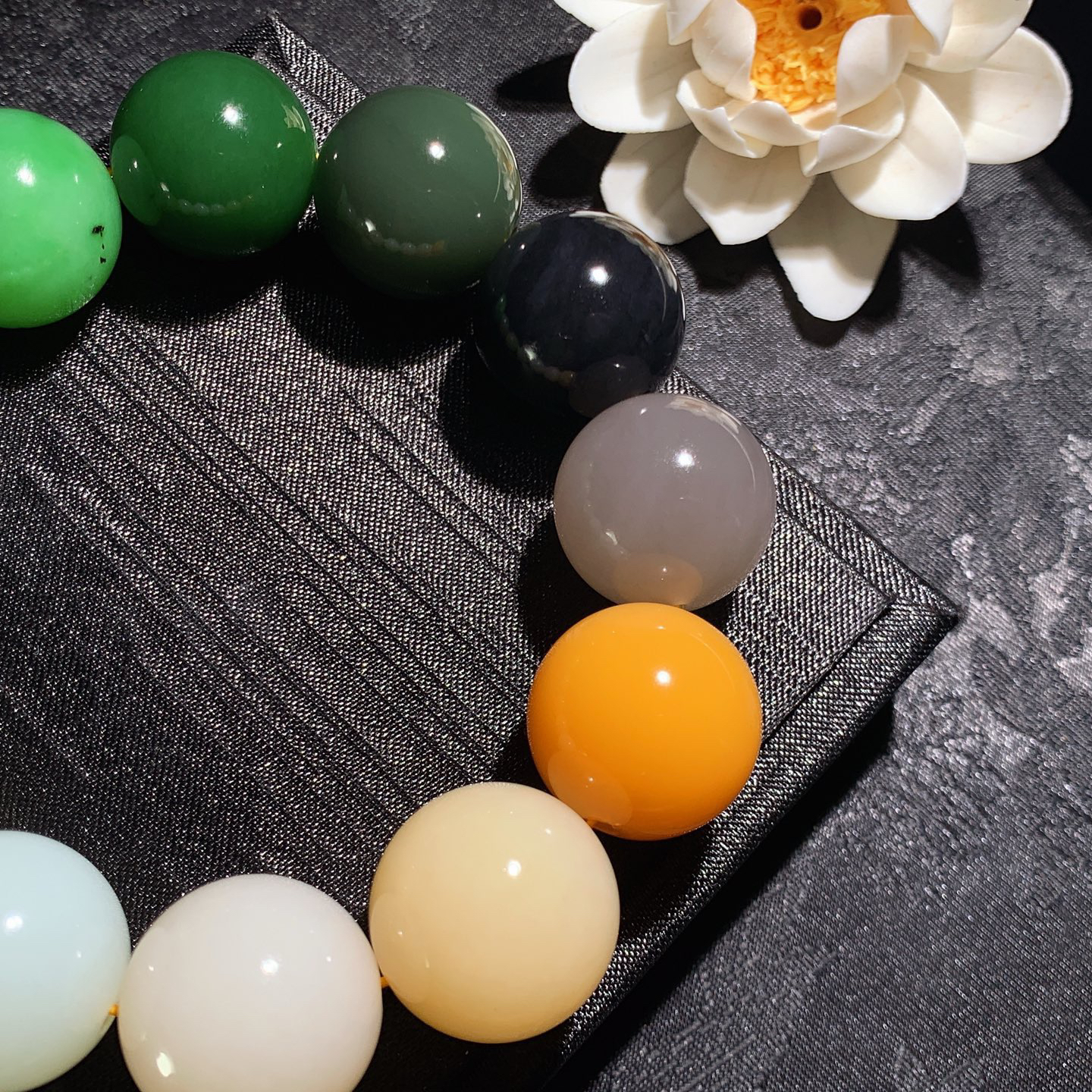 新疆和田玉且末糖多宝手串。单颗尺寸20重149克。玉质细腻油润 底色纯净 脂粉好，品质好。lt260306