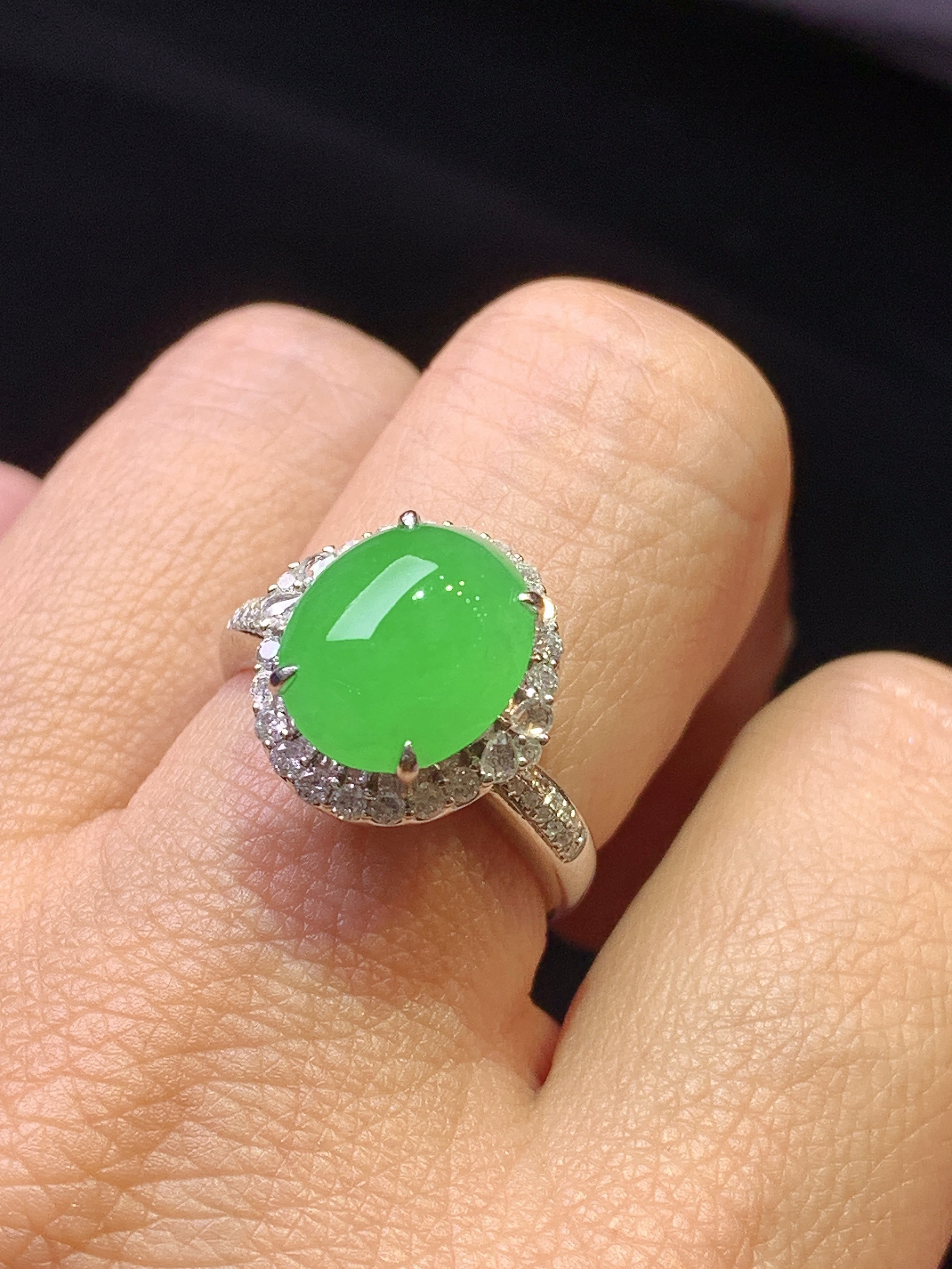 18k金钻镶嵌翠绿蛋面戒指 玉质细腻 色泽艳丽清新 水润亮眼 圈口14 整体尺寸13.8*13.2*11